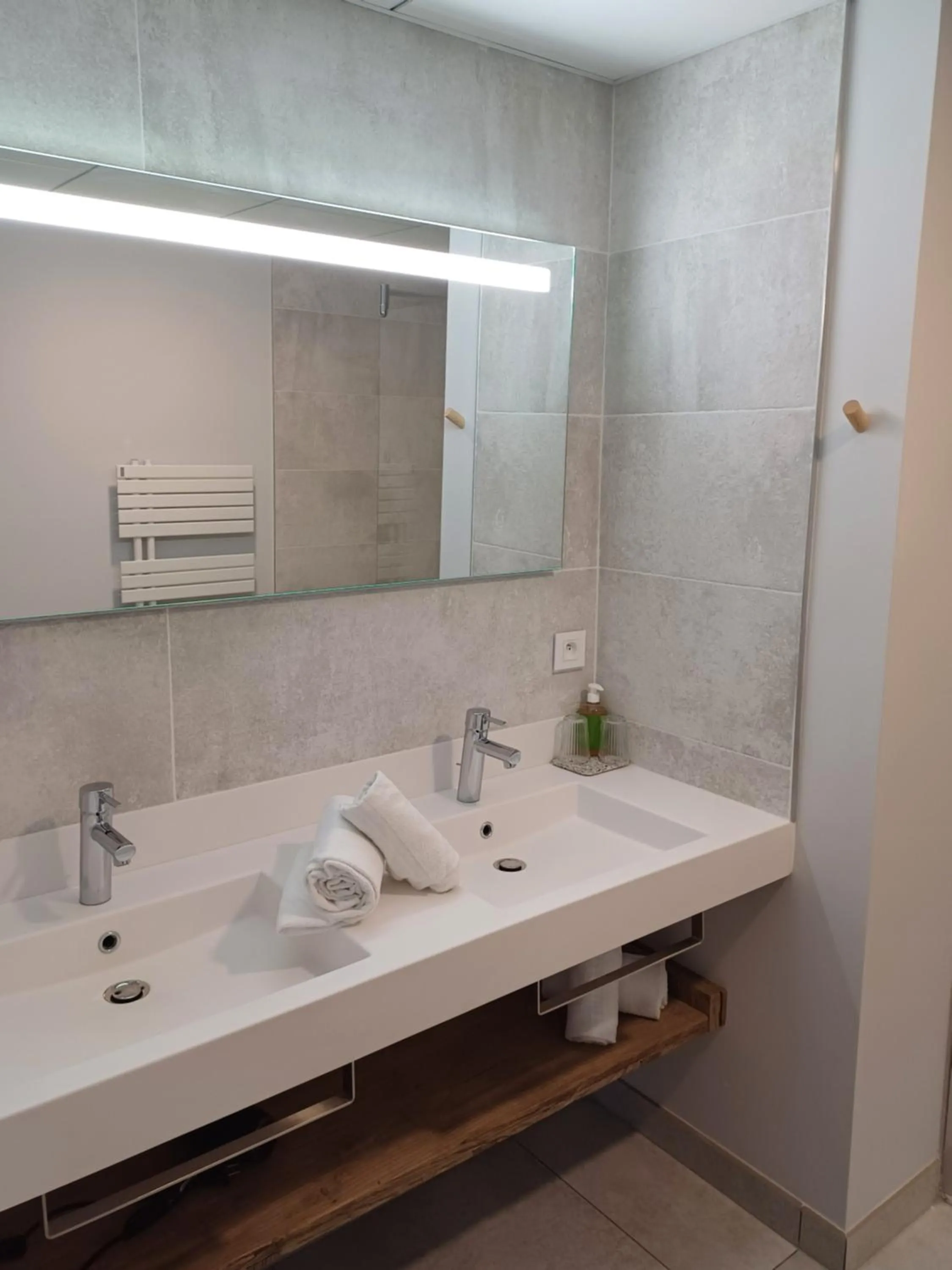 Bathroom in Eco-Domaine La Fontaine - HOTEL-SPA - 300 m Plage de la Fontaine aux Bretons