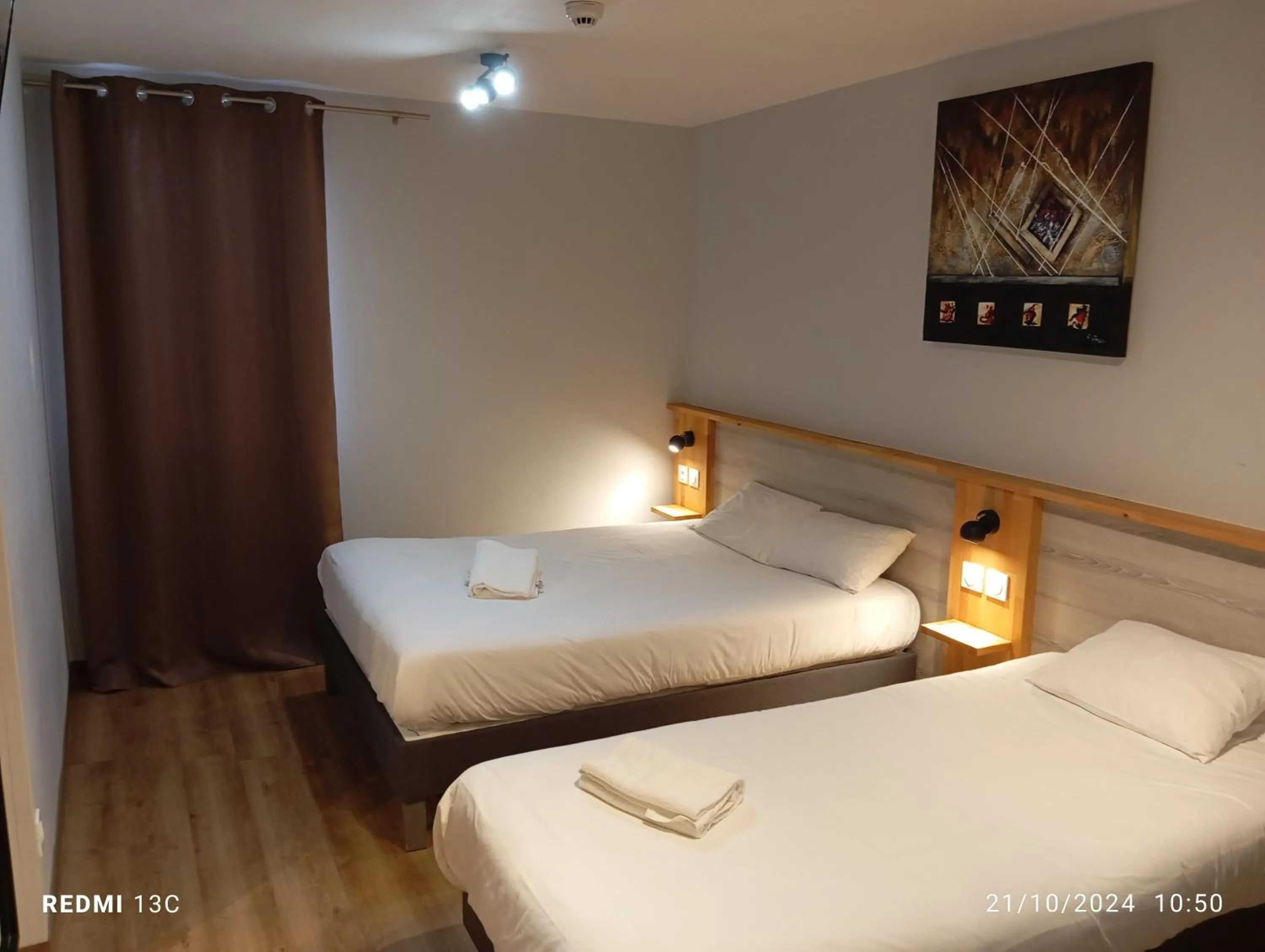 Restaurant/places to eat, Bed in Logis Hôtel Acotel