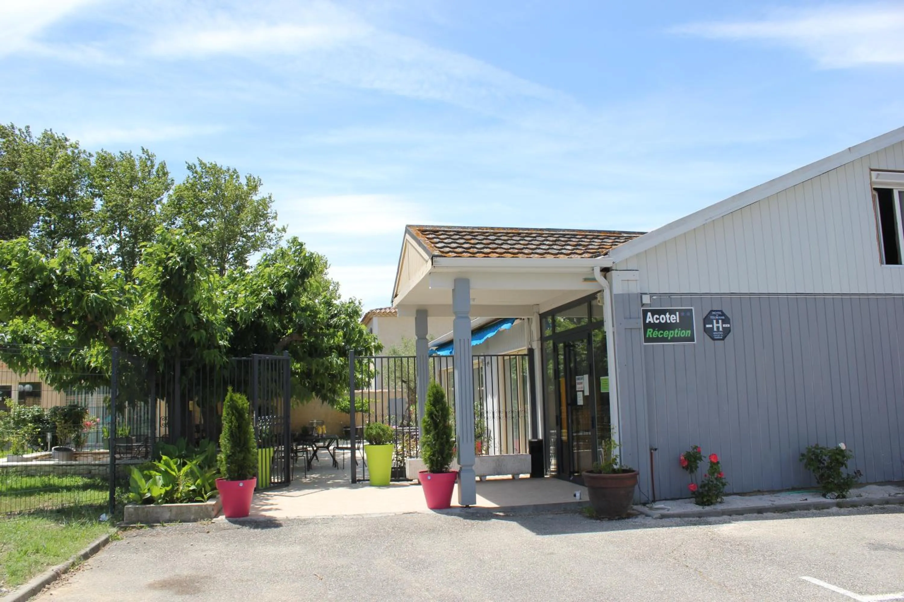 Facade/entrance in Logis Hôtel Acotel