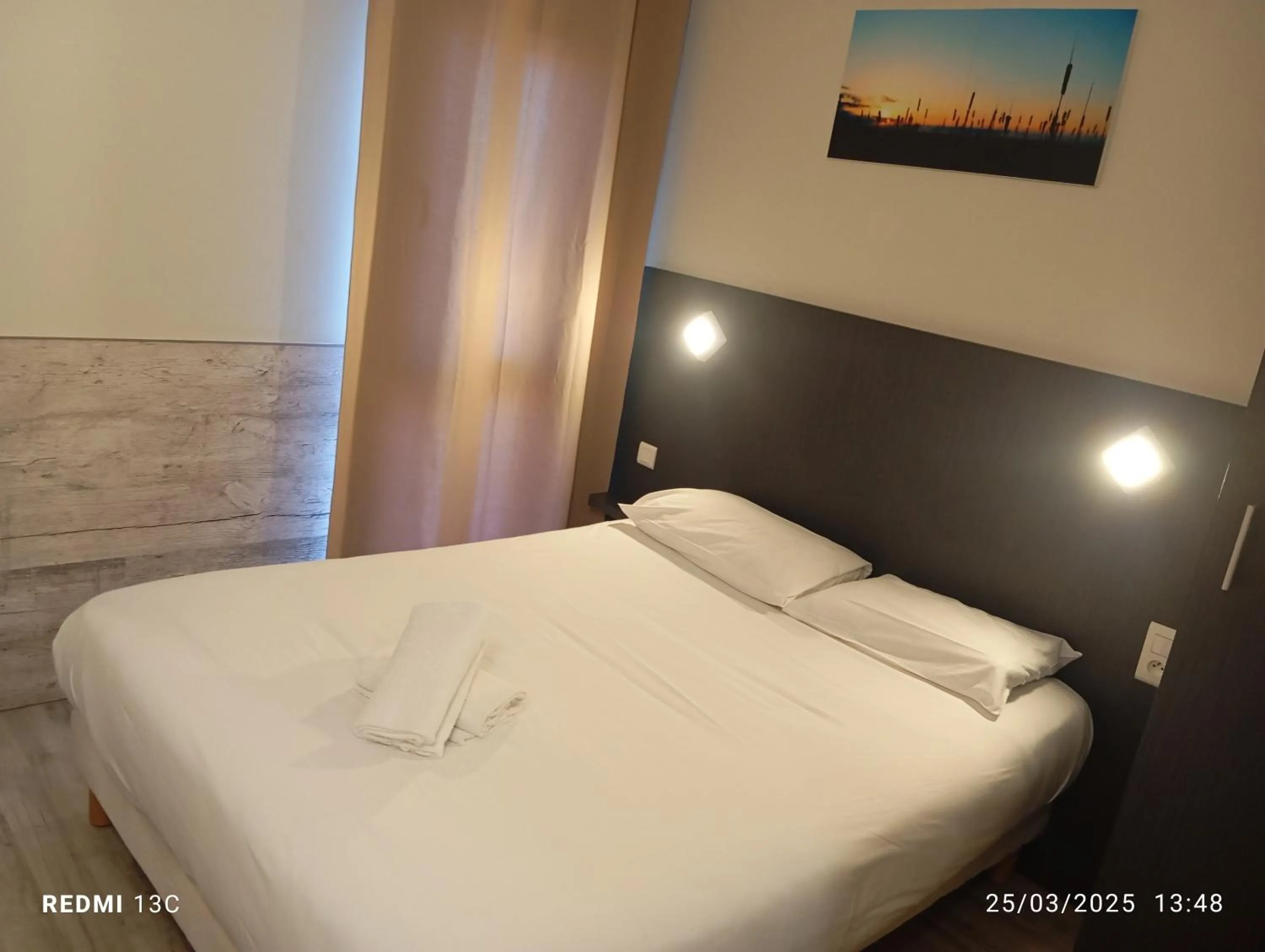 Restaurant/places to eat, Bed in Logis Hôtel Acotel