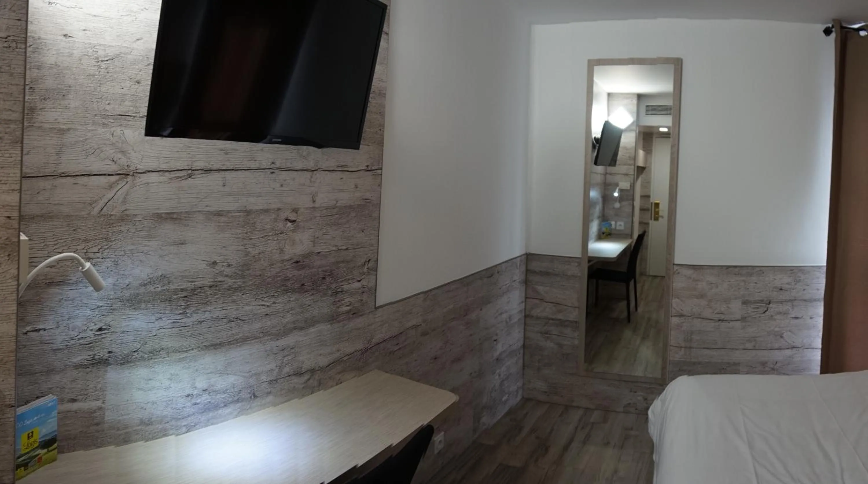 Bed in Logis Hôtel Acotel