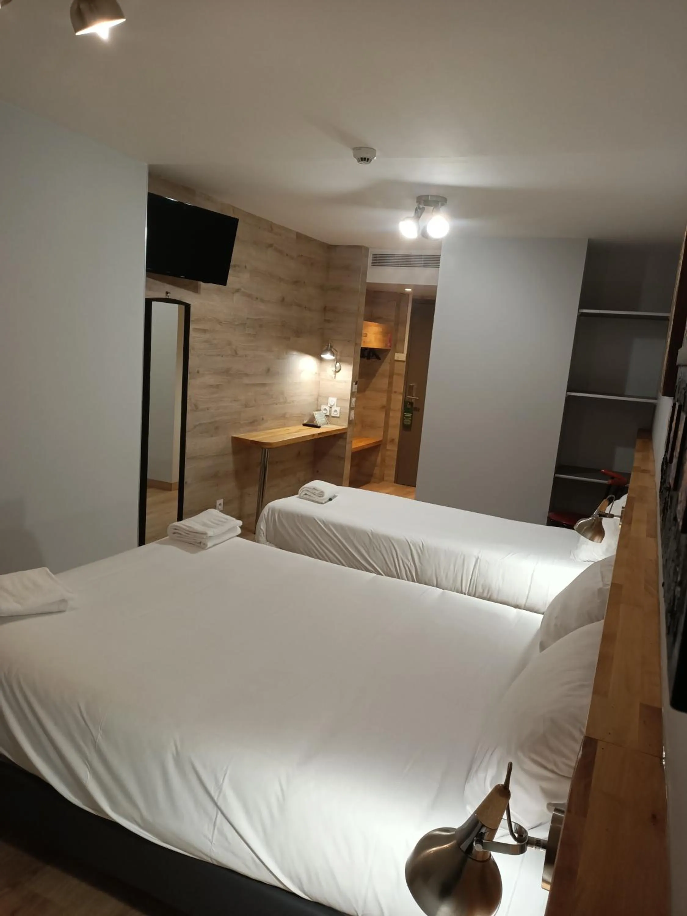 Restaurant/places to eat, Bed in Logis Hôtel Acotel