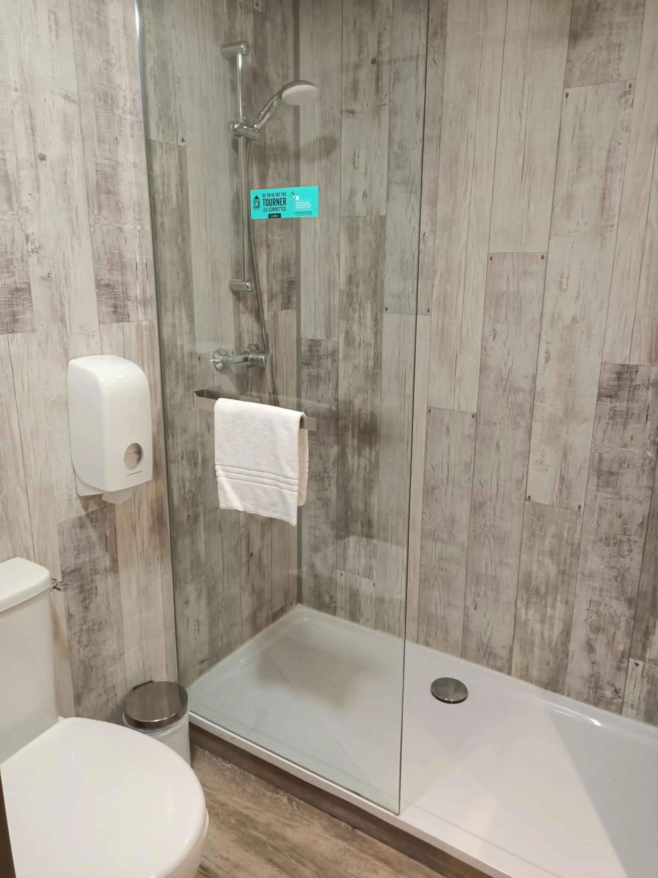 Shower in Logis Hôtel Acotel