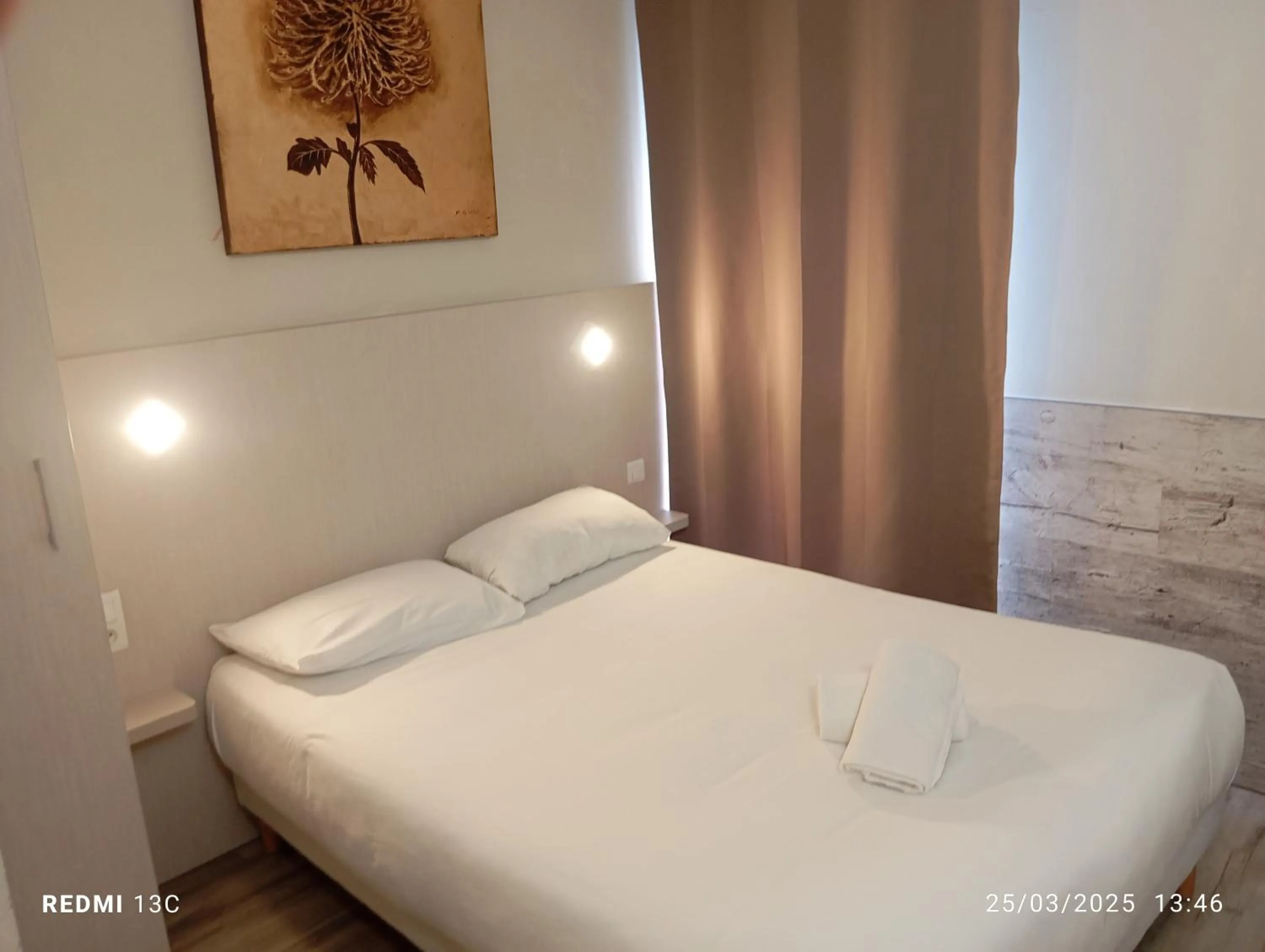 Restaurant/places to eat, Bed in Logis Hôtel Acotel