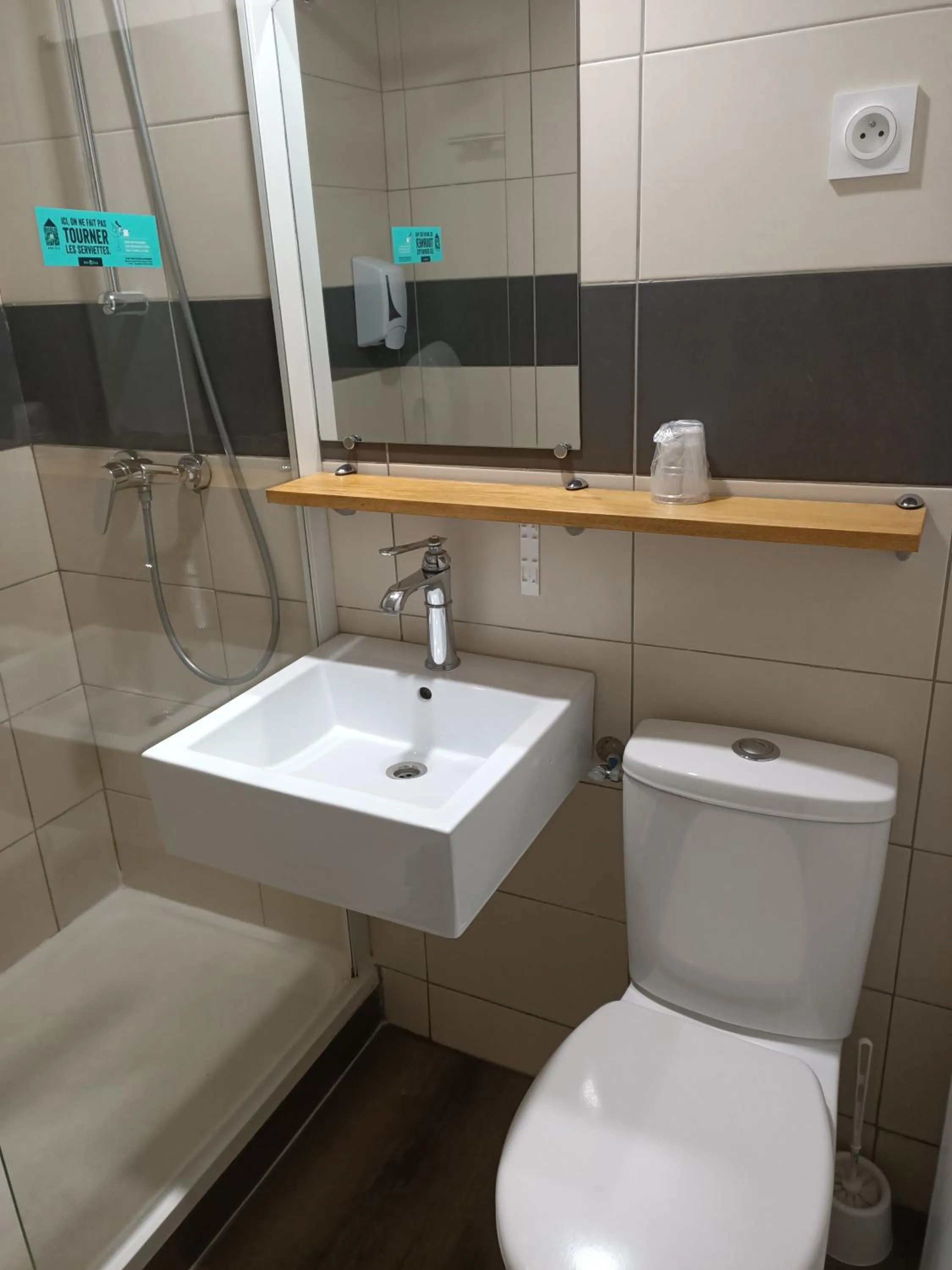 Shower in Logis Hôtel Acotel