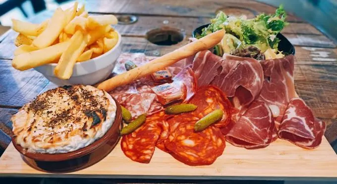 Restaurant/places to eat in Logis Hôtel Acotel