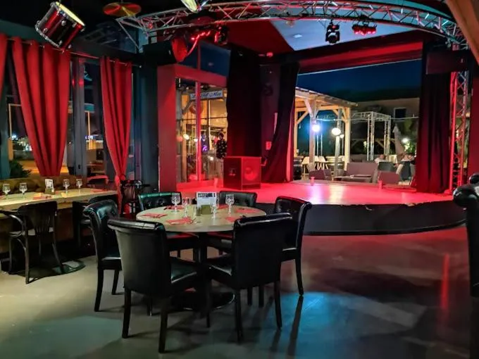 Restaurant/places to eat in Logis Hôtel Acotel