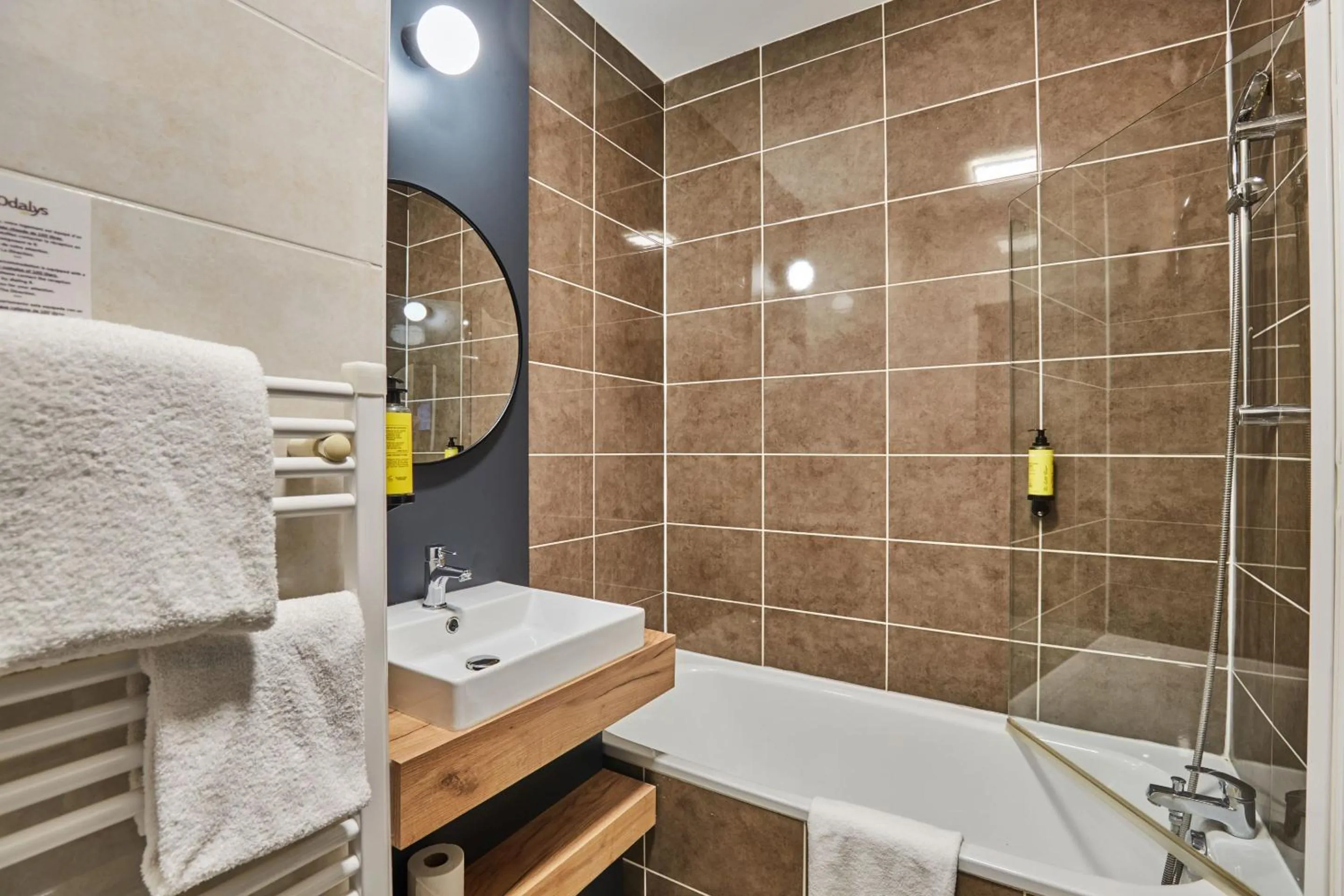 Bathroom in Appart'hôtel Odalys City - Bioparc Lyon Est