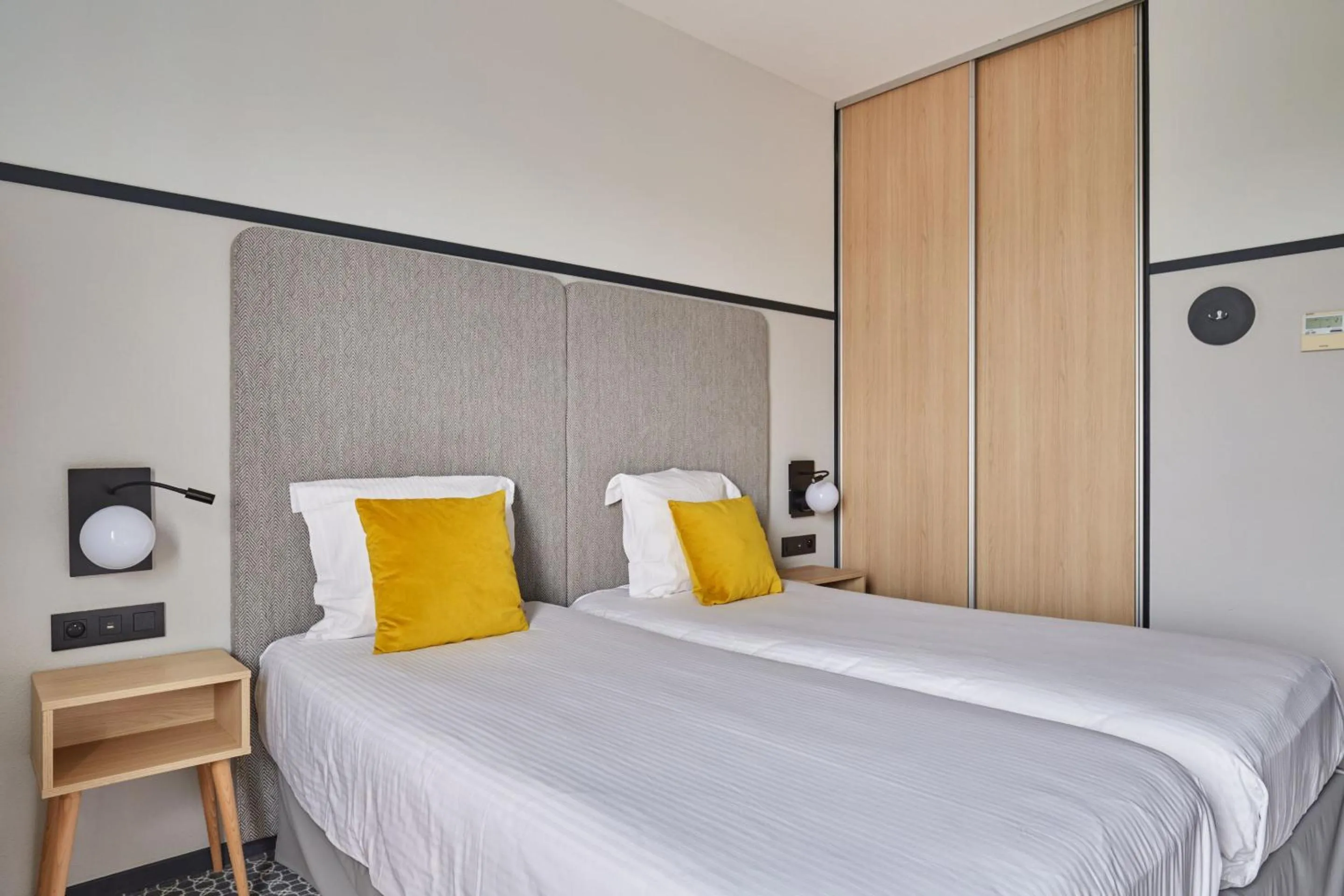 Bed in Appart'hôtel Odalys City - Bioparc Lyon Est