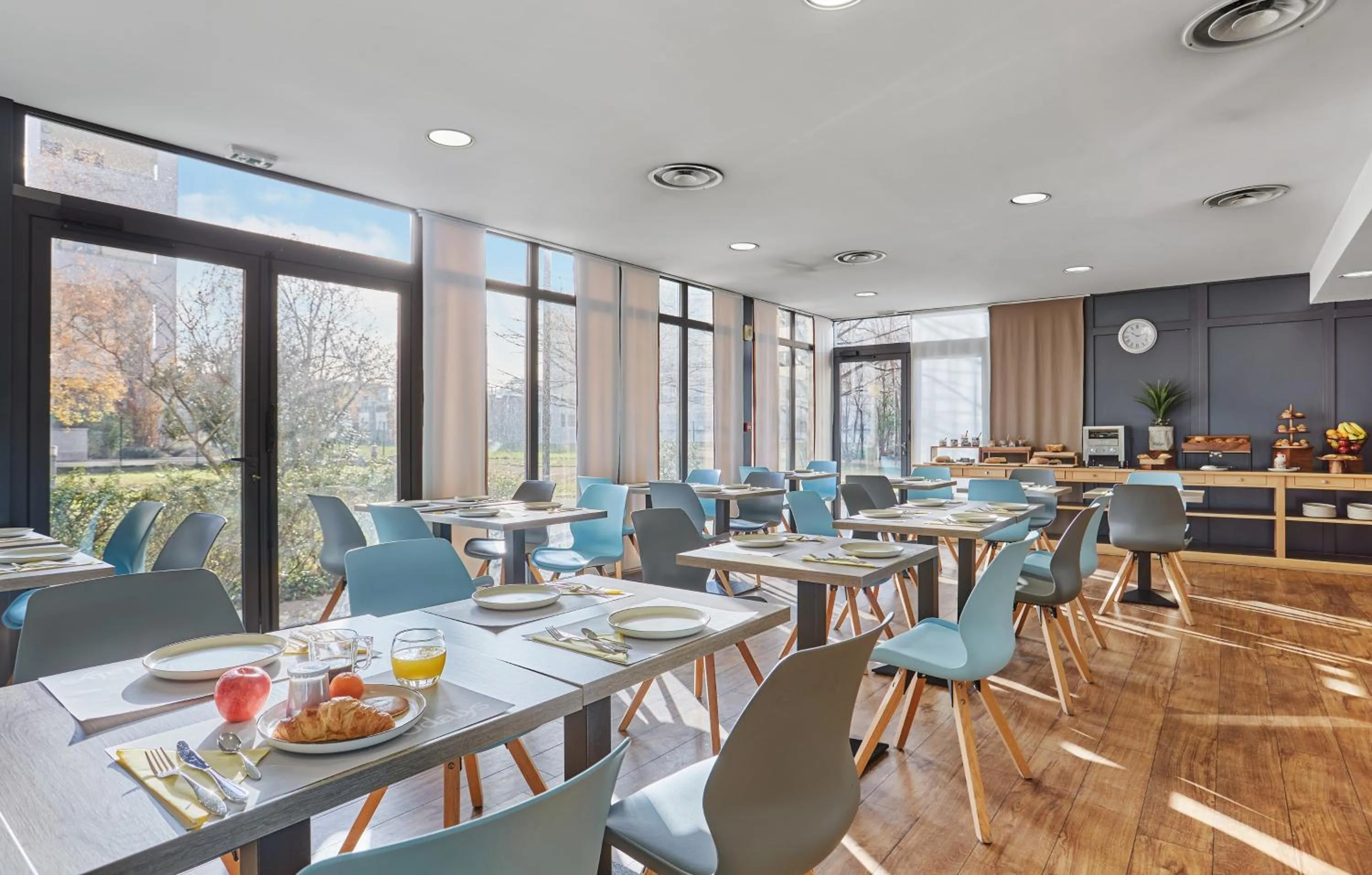 Breakfast in Appart'hôtel Odalys City - Bioparc Lyon Est