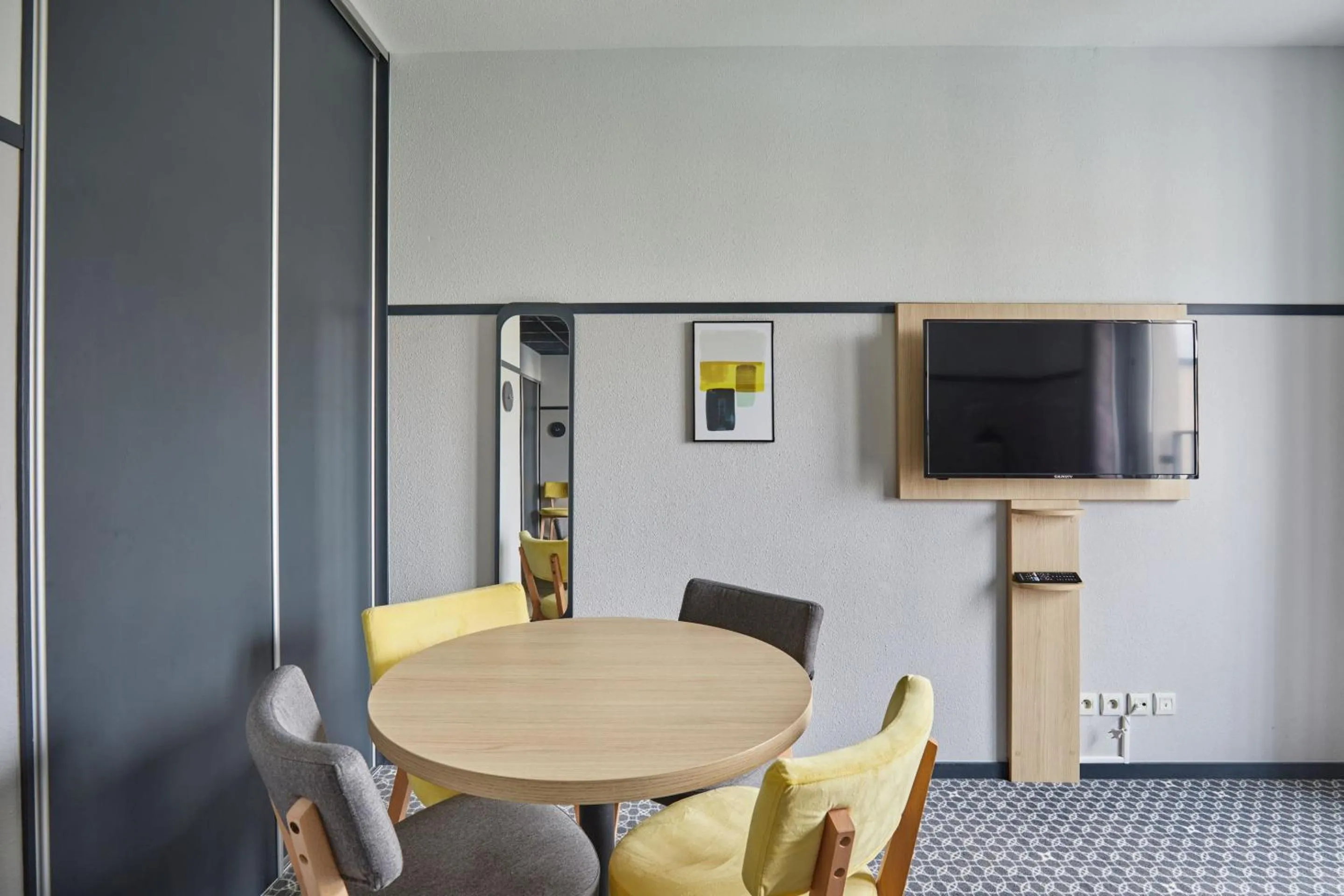 TV and multimedia in Appart'hôtel Odalys City - Bioparc Lyon Est