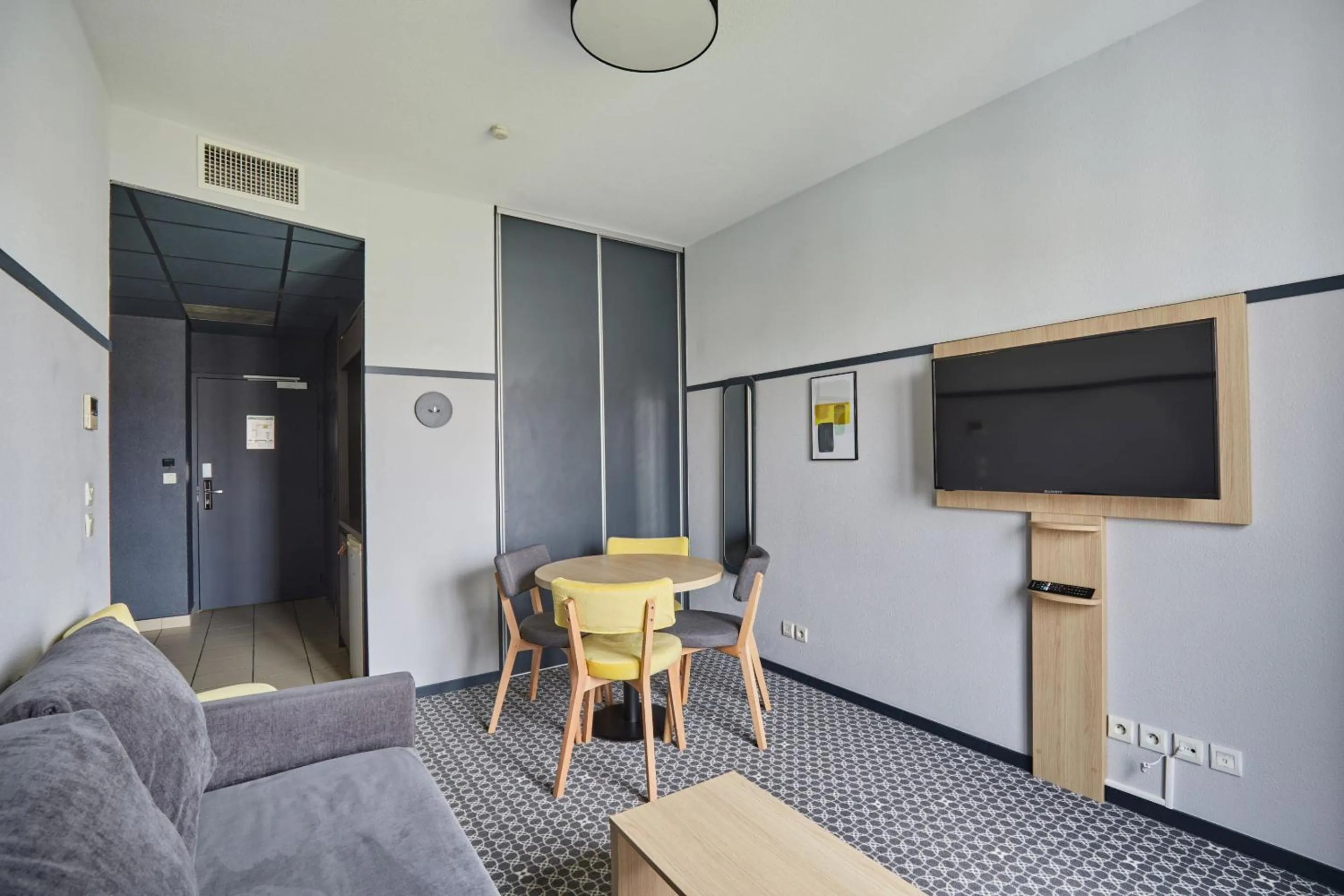 TV and multimedia in Appart'hôtel Odalys City - Bioparc Lyon Est