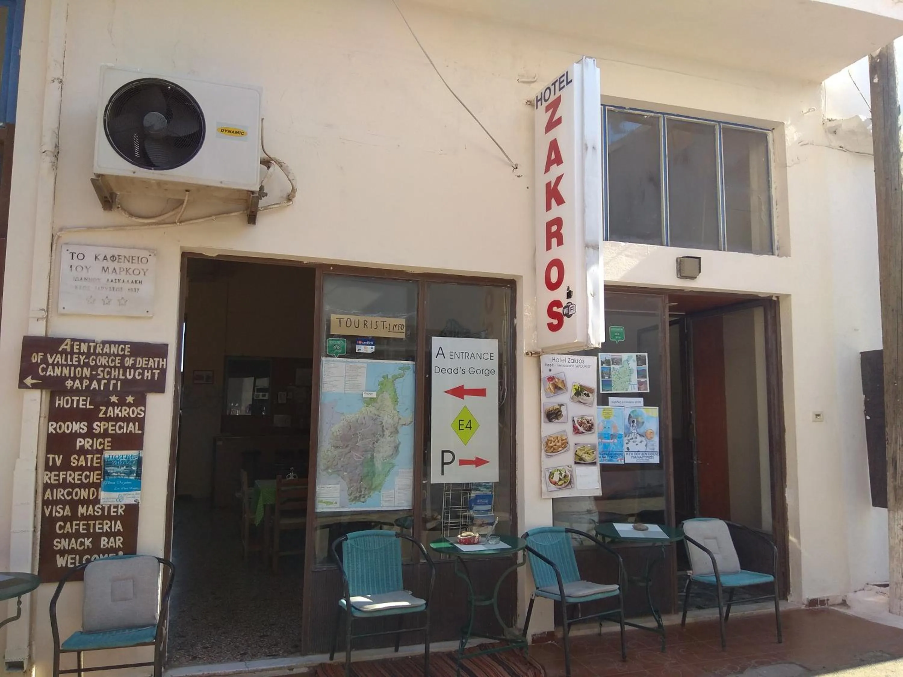 Restaurant/places to eat in Hotel zakros rooms-restaurant