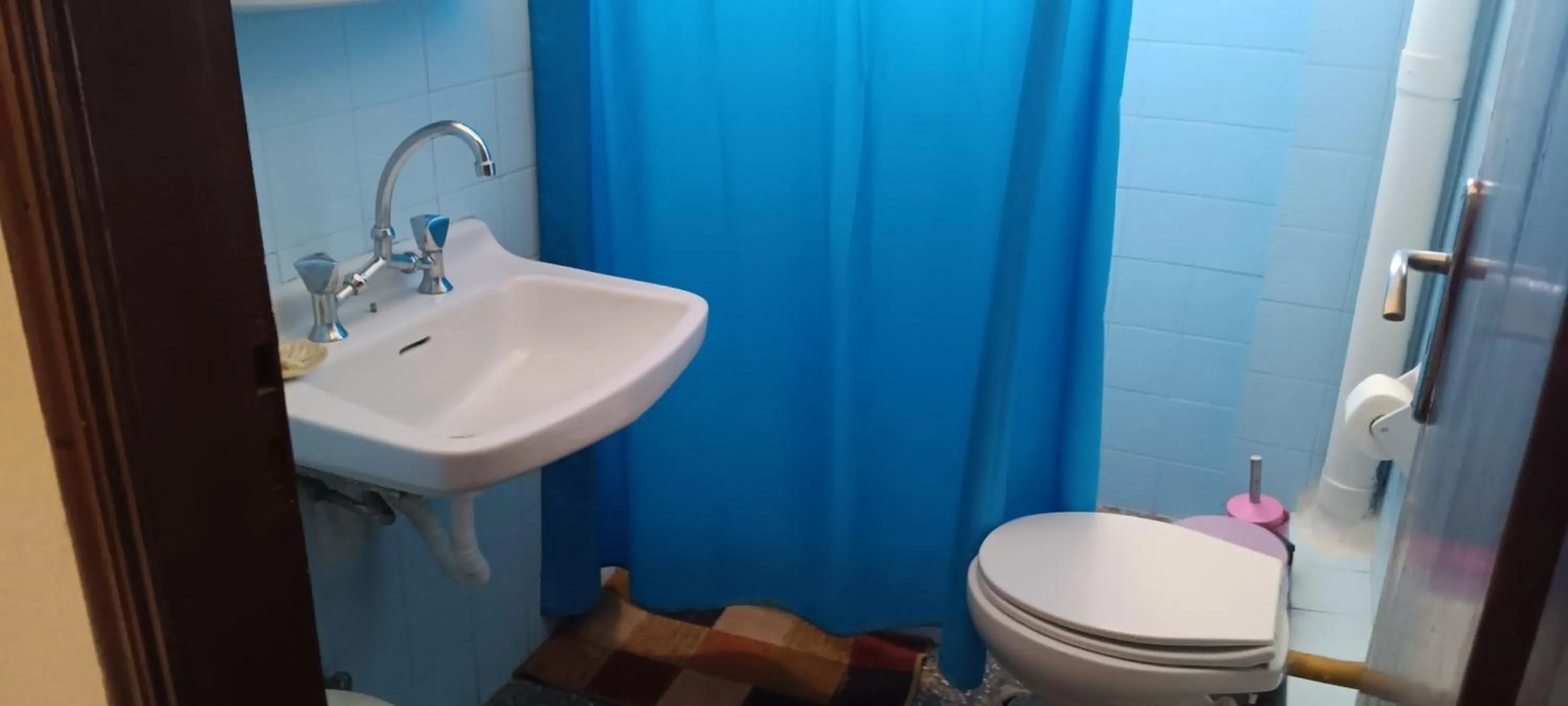 Toilet in Hotel zakros rooms-restaurant