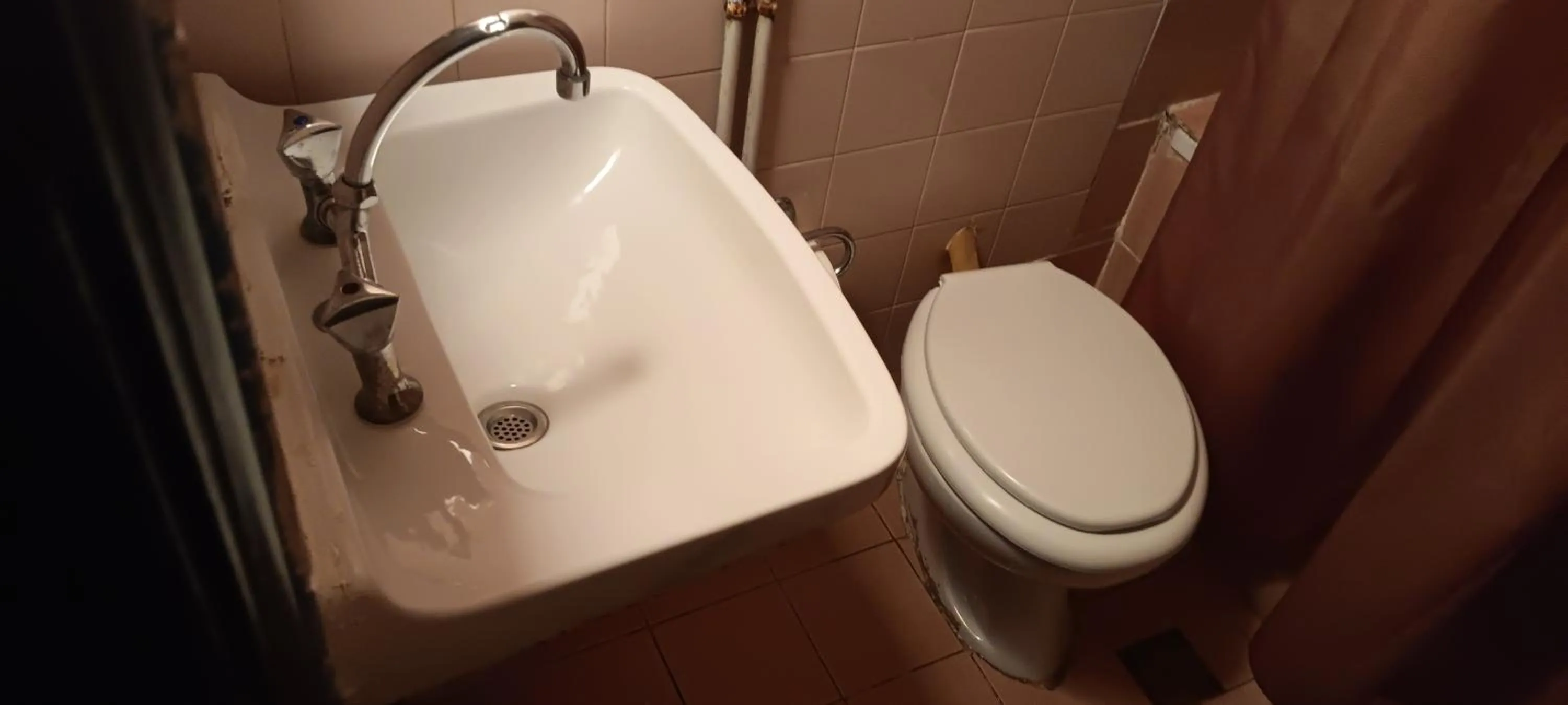 Toilet in Hotel zakros rooms-restaurant