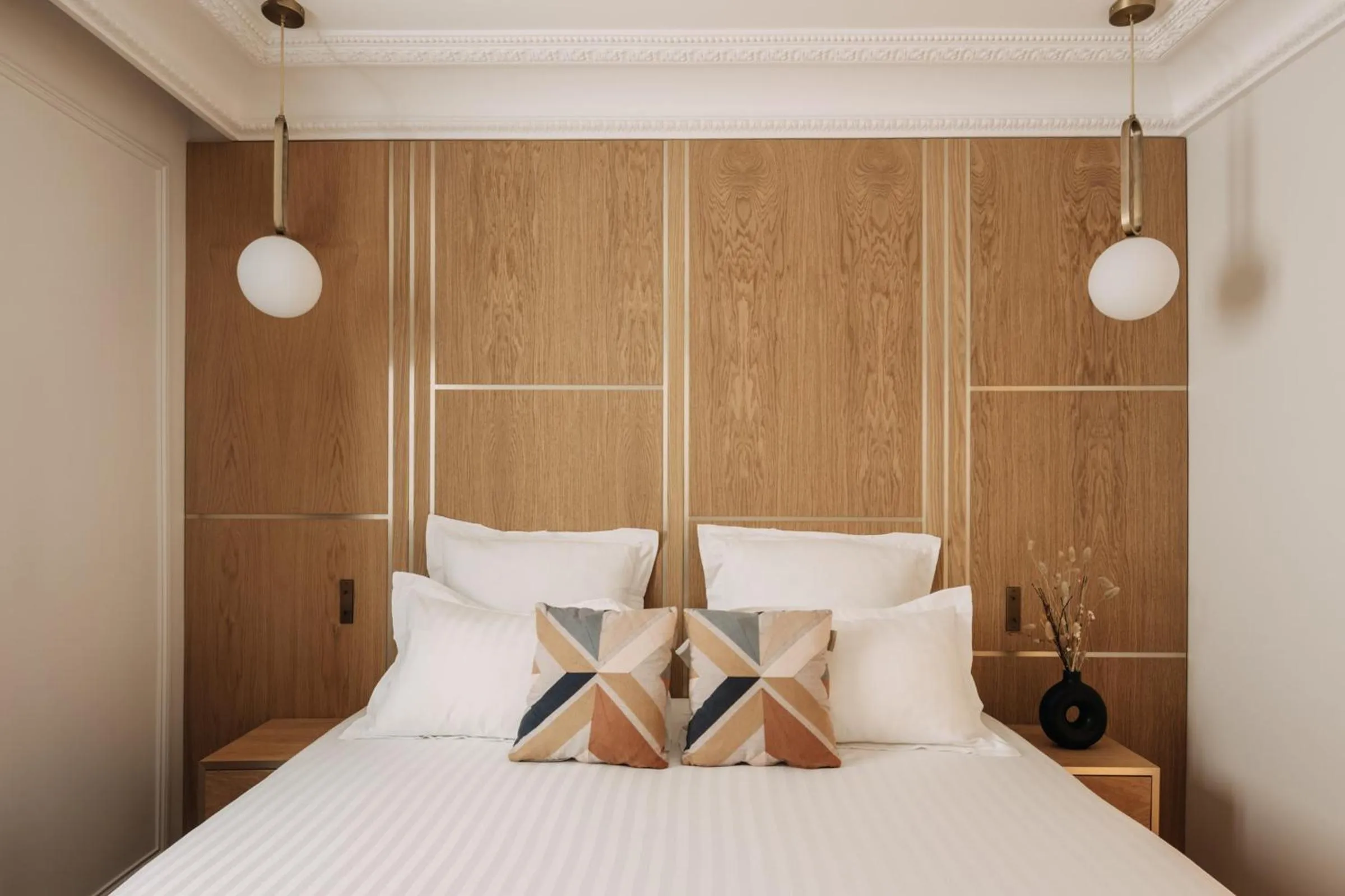 Bedroom, Bed in HIGHSTAY - Luxury Serviced Apartments - Louvre-Rivoli