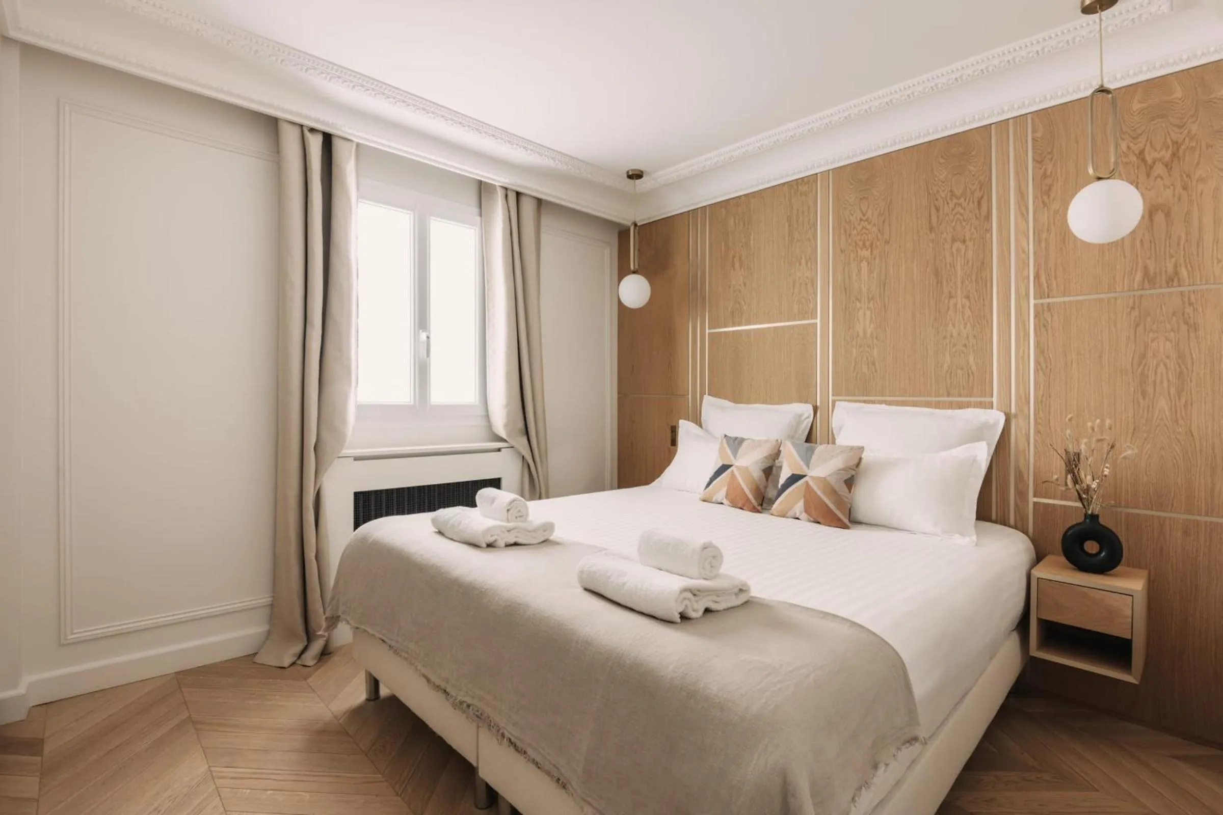 Bedroom, Bed in HIGHSTAY - Luxury Serviced Apartments - Louvre-Rivoli