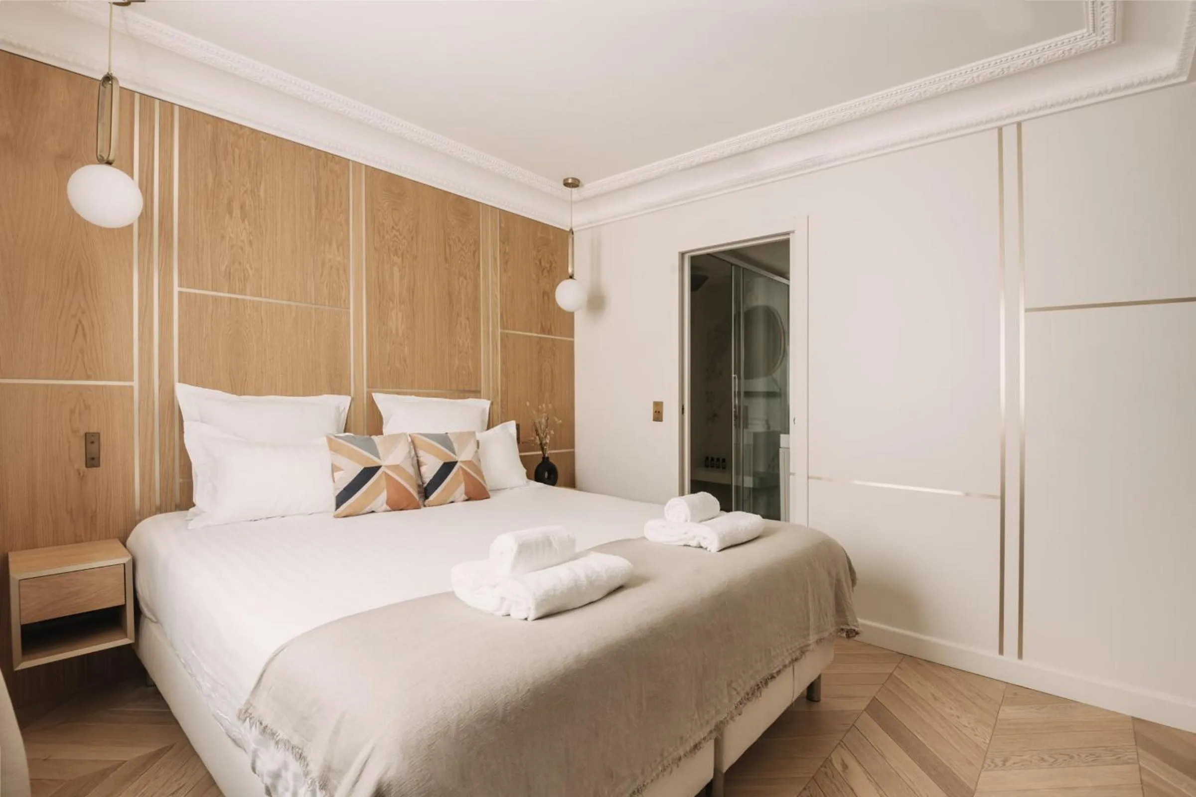 Bedroom, Bed in HIGHSTAY - Luxury Serviced Apartments - Louvre-Rivoli