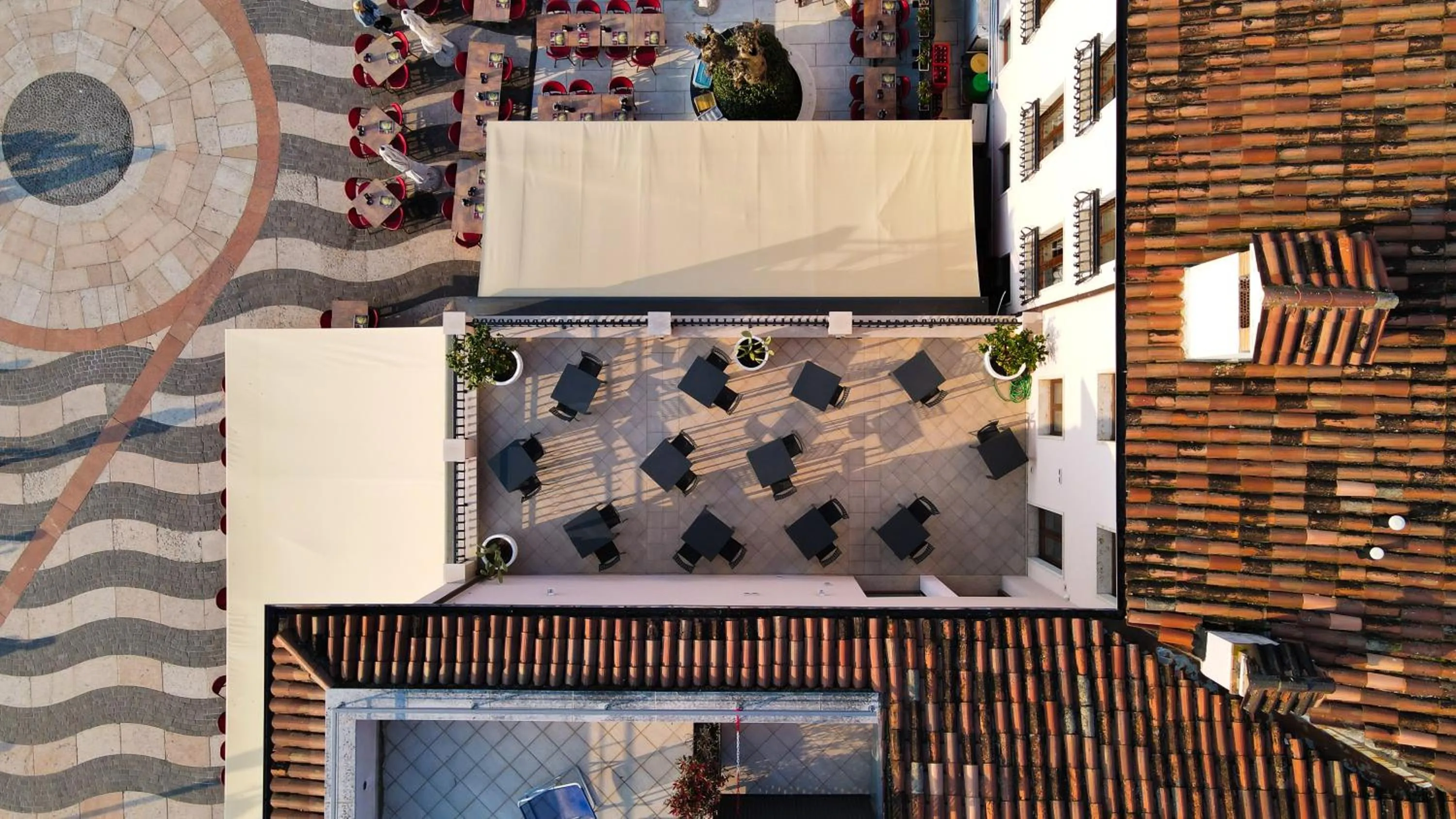 Day in La Vista Postcard Hotel