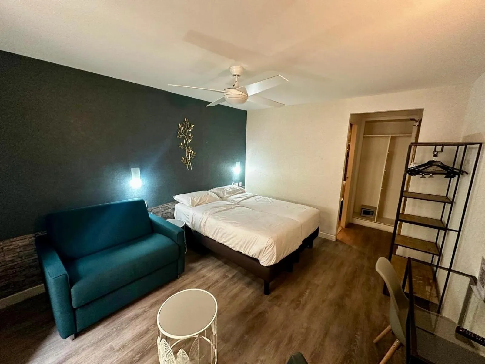 Bed in Hôtel du Maine