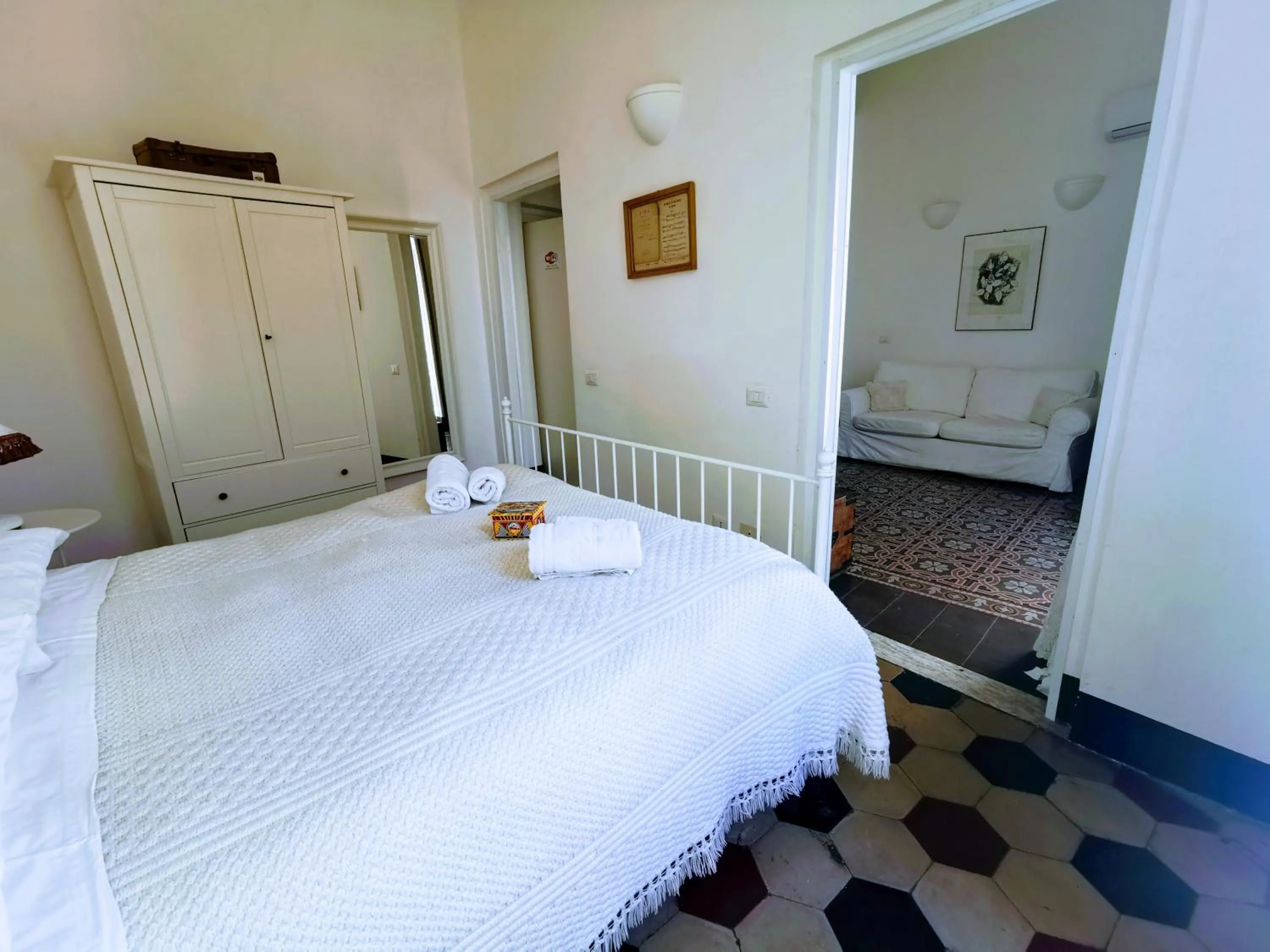 Photo of the whole room, Bed in Fera O' Luni