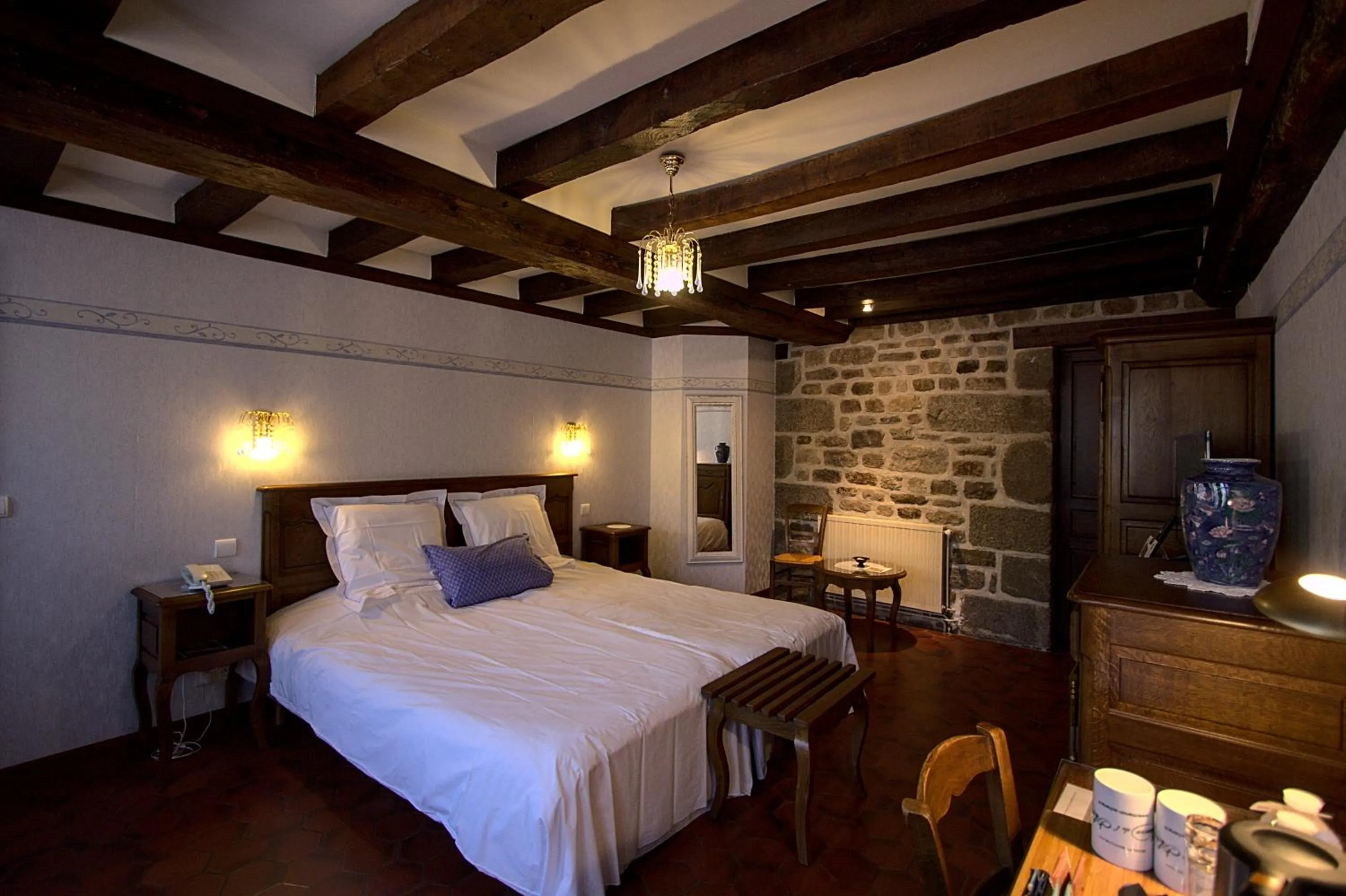 Bed in Logis Hôtel Restaurant Manoir De L'Acherie