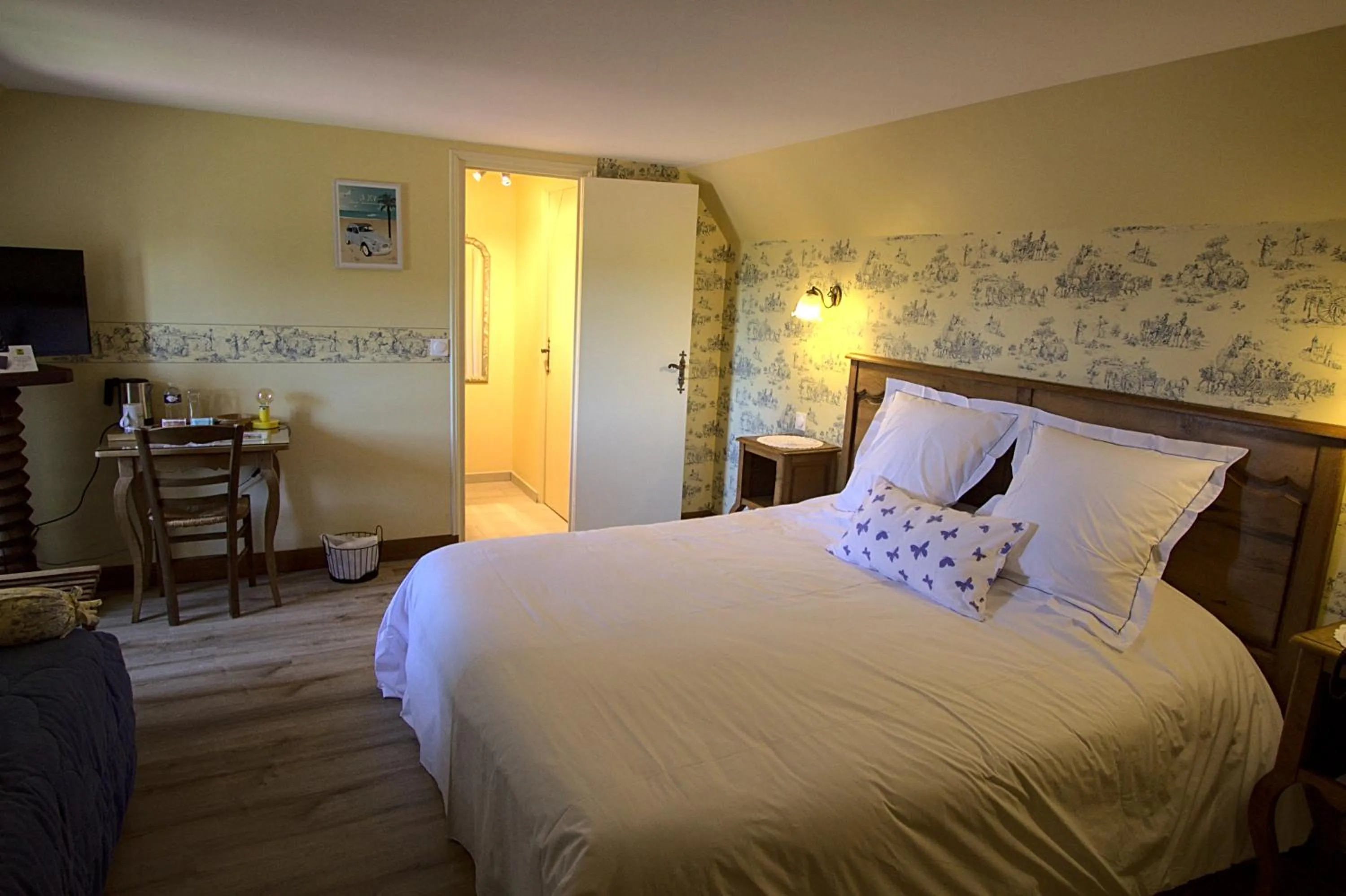 Bed in Logis Hôtel Restaurant Manoir De L'Acherie