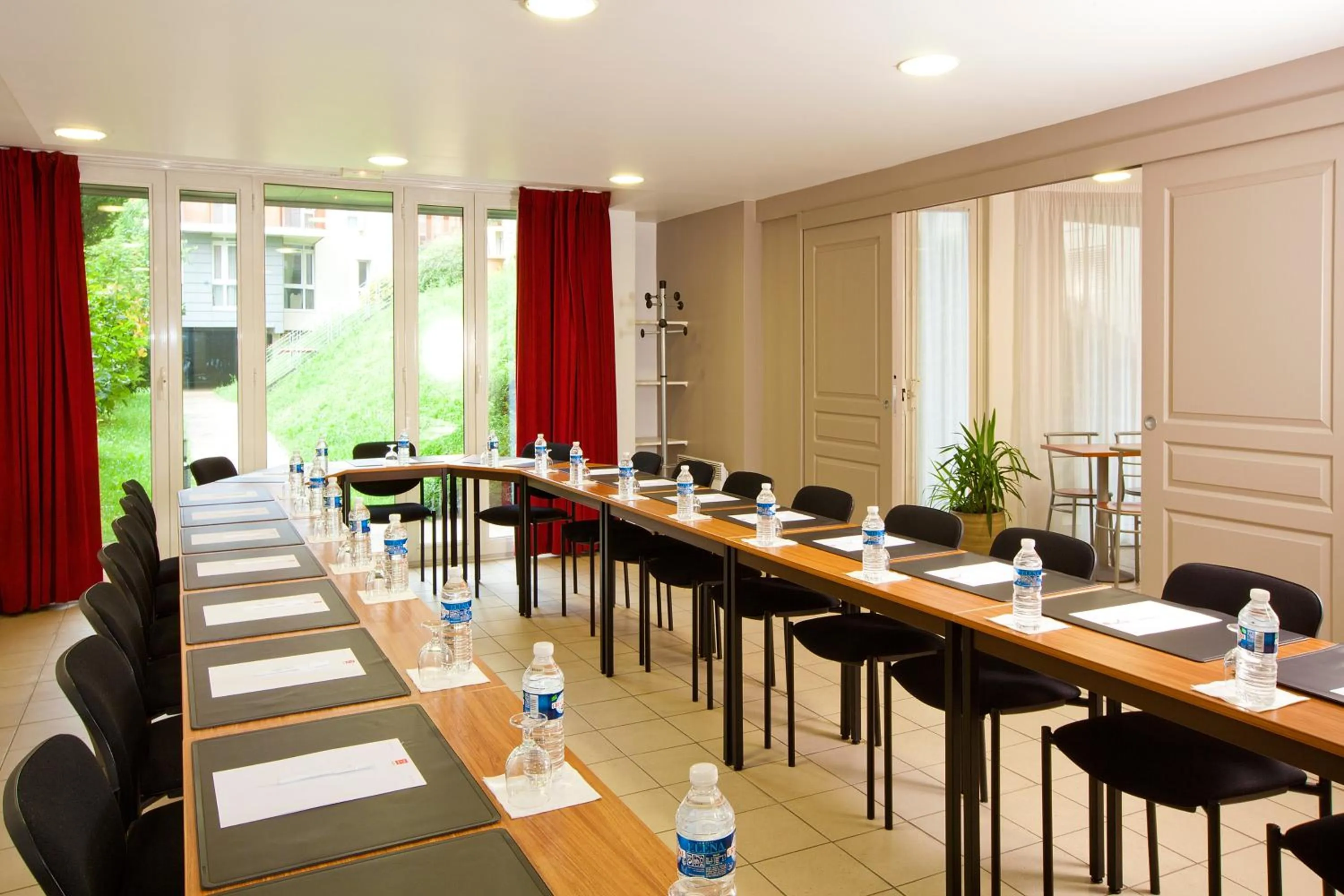 Meeting/conference room in Séjours & Affaires Paris Ivry