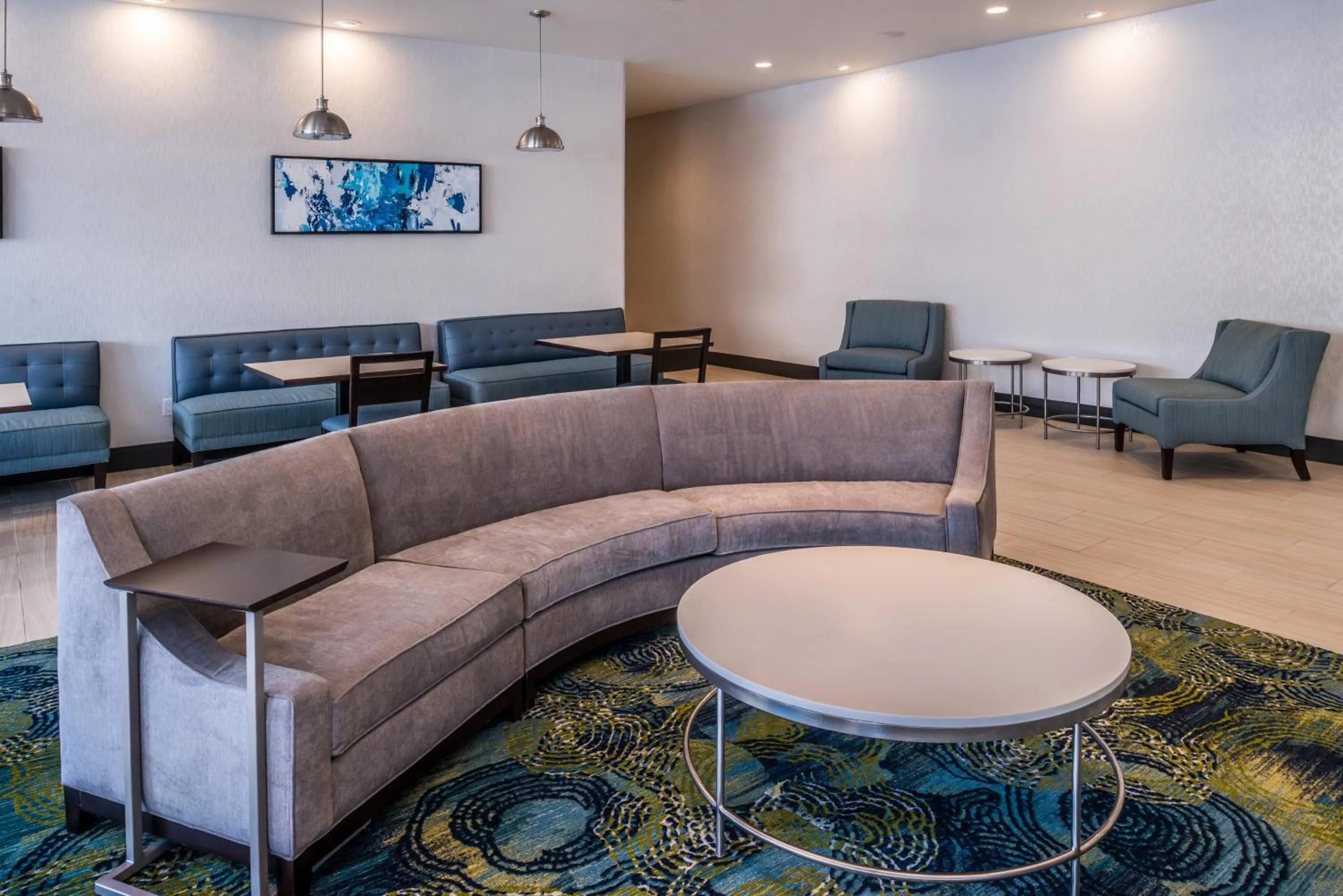 Communal lounge/ TV room in Holiday Inn Detroit Northwest - Livonia by IHG