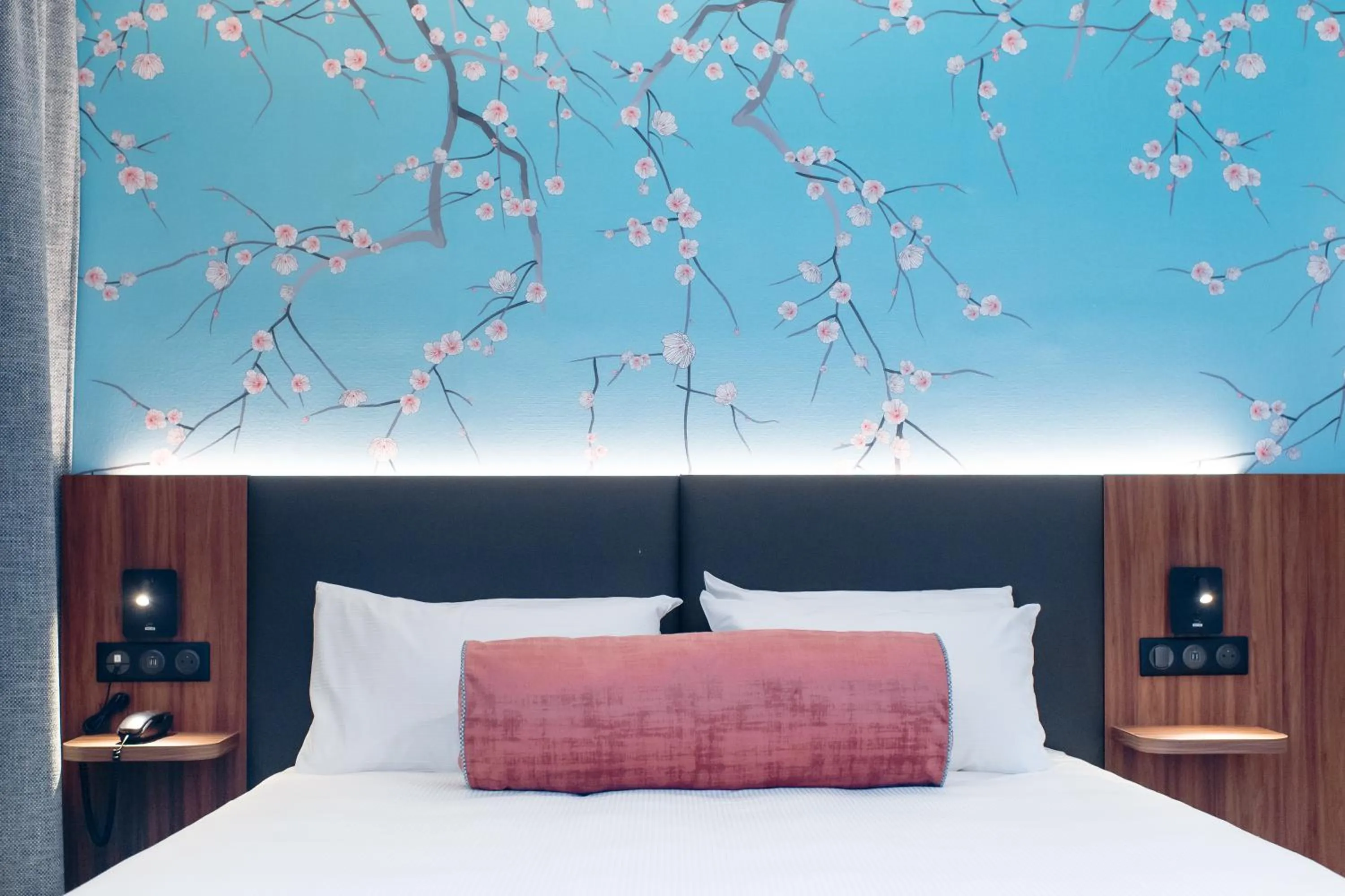 Bed in Hotel Bleu de Grenelle - Tour Eiffel