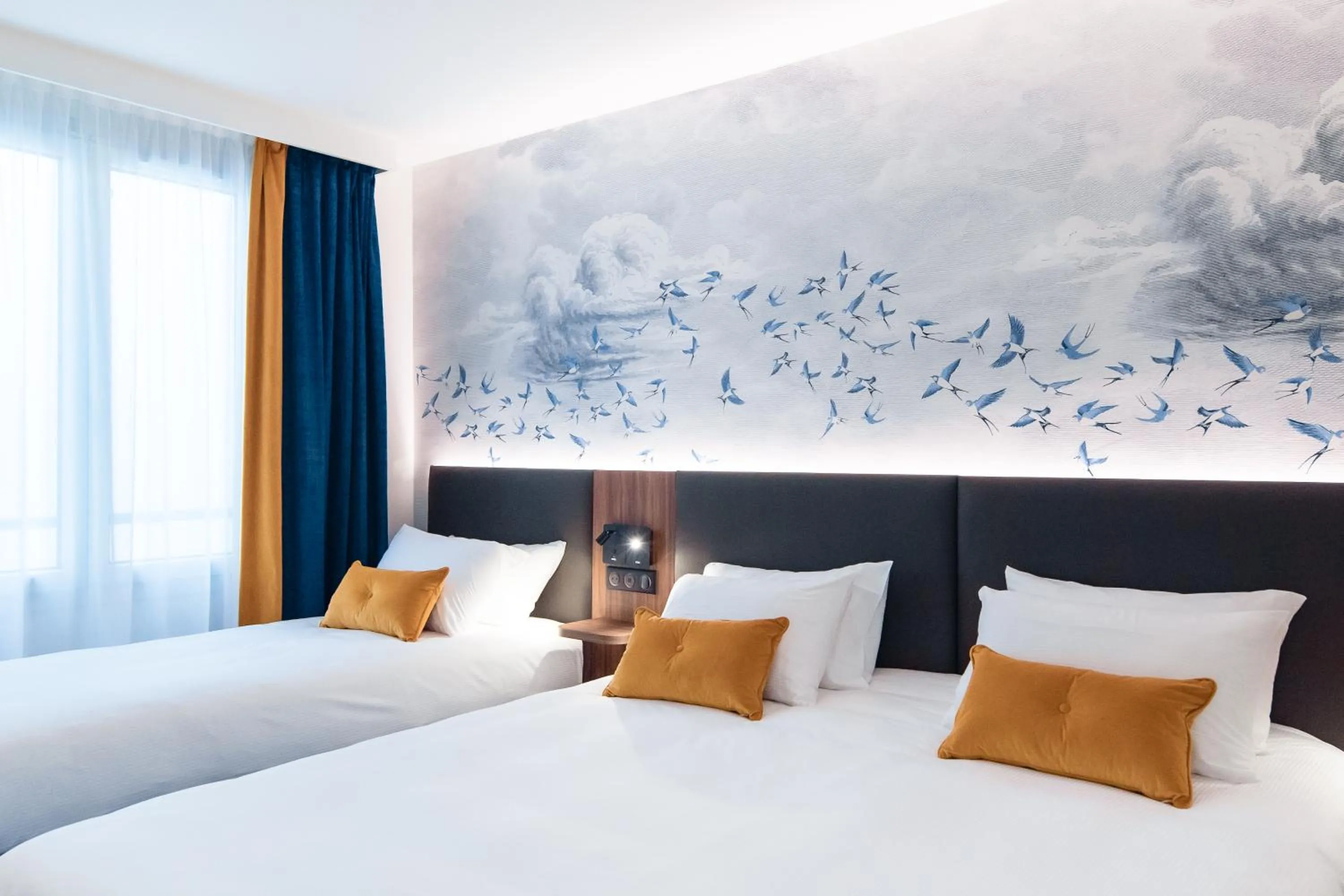 Bed in Hotel Bleu de Grenelle - Tour Eiffel