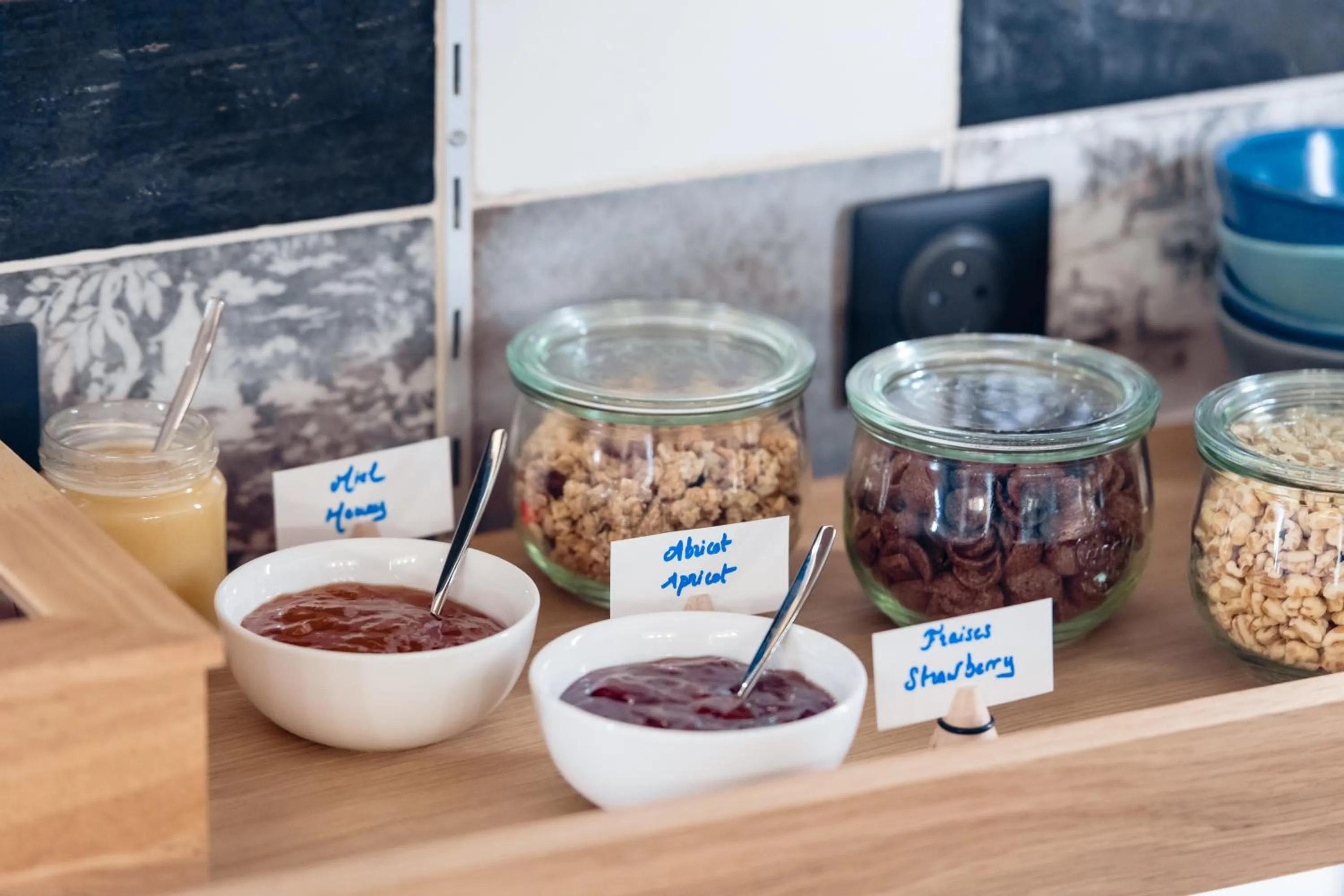 Breakfast in Hotel Bleu de Grenelle - Tour Eiffel