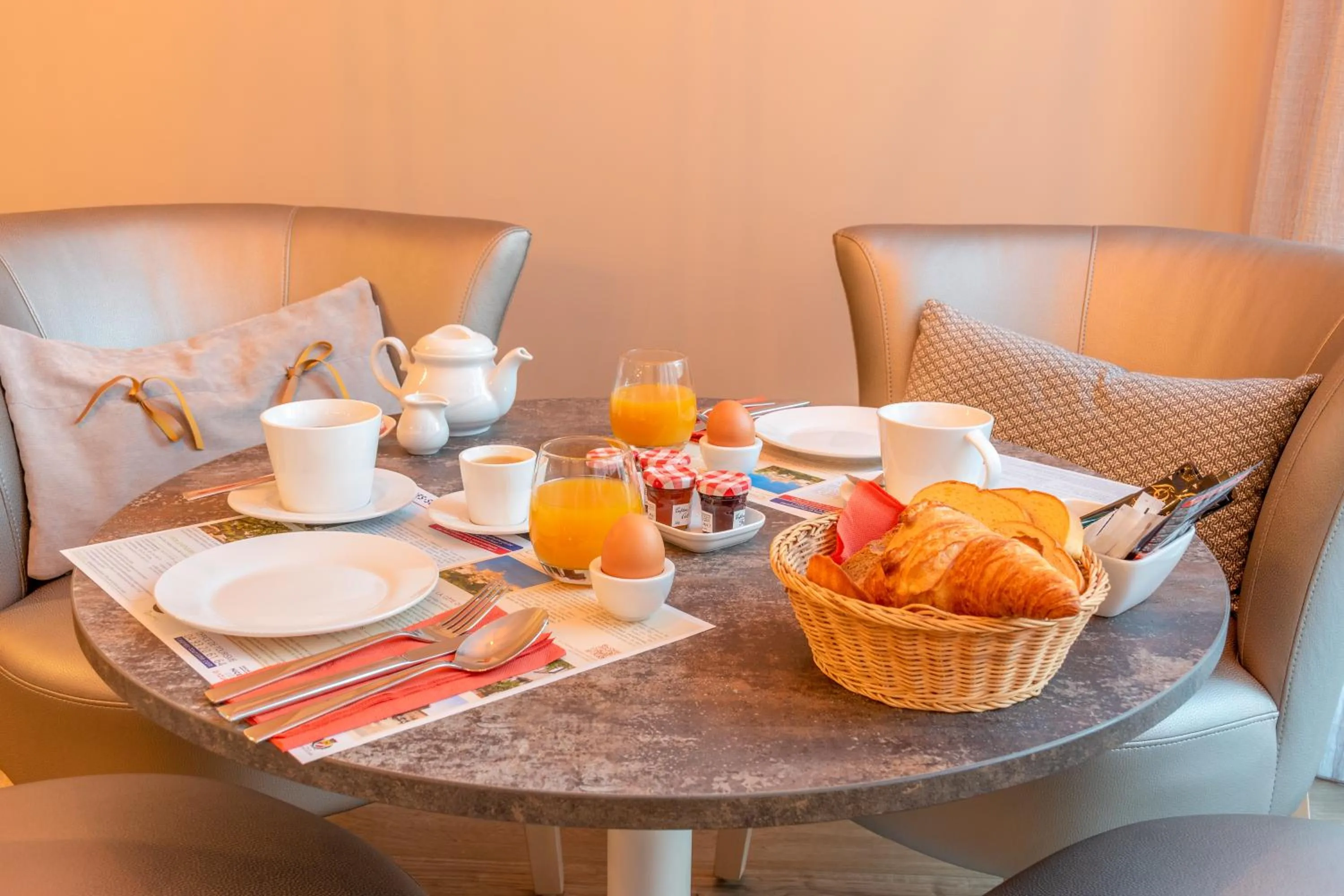 Breakfast in Hôtel L'Empreinte