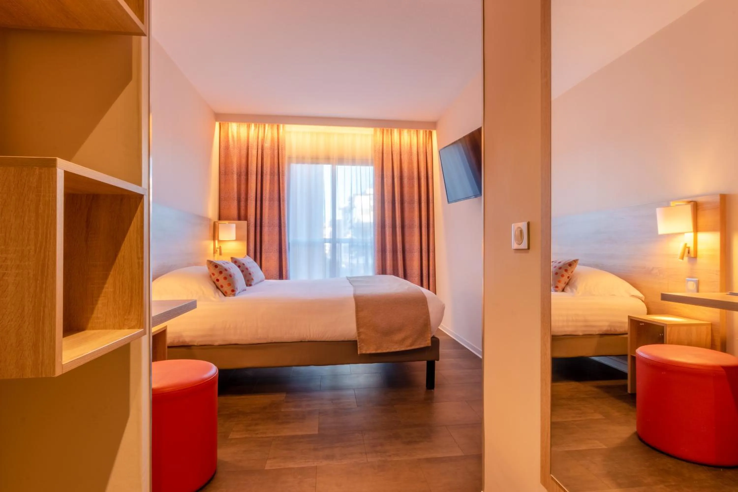 Photo of the whole room, Bed in Hôtel L'Empreinte