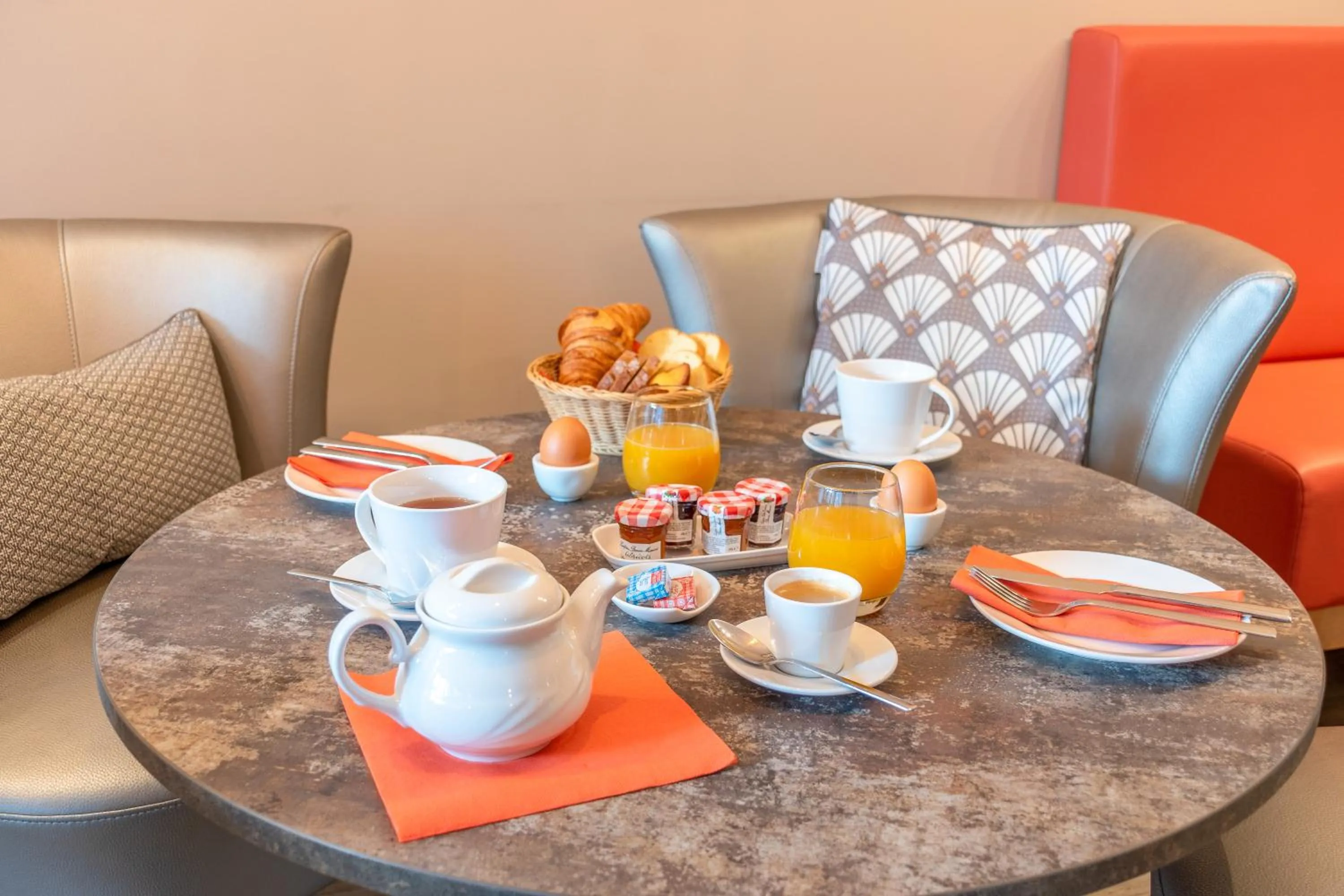 Breakfast in Hôtel L'Empreinte