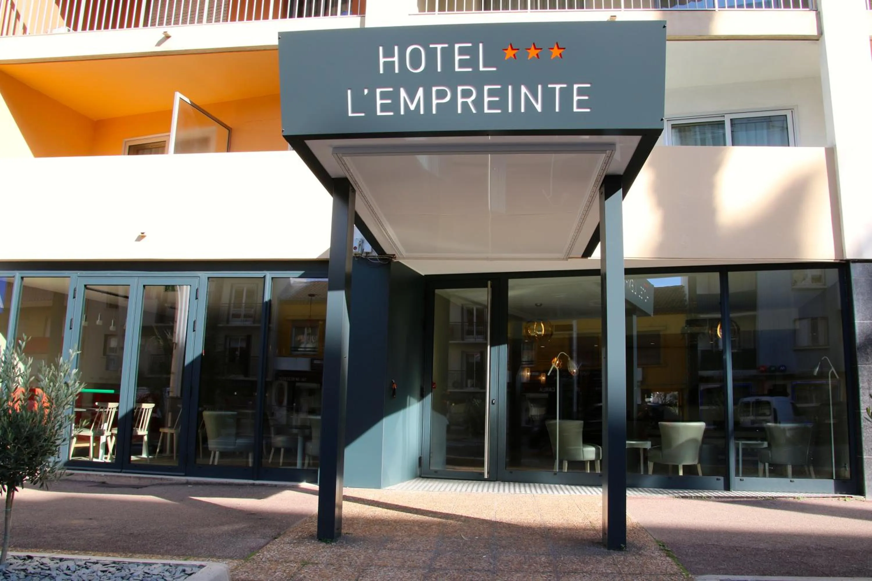 Facade/entrance in Hôtel L'Empreinte