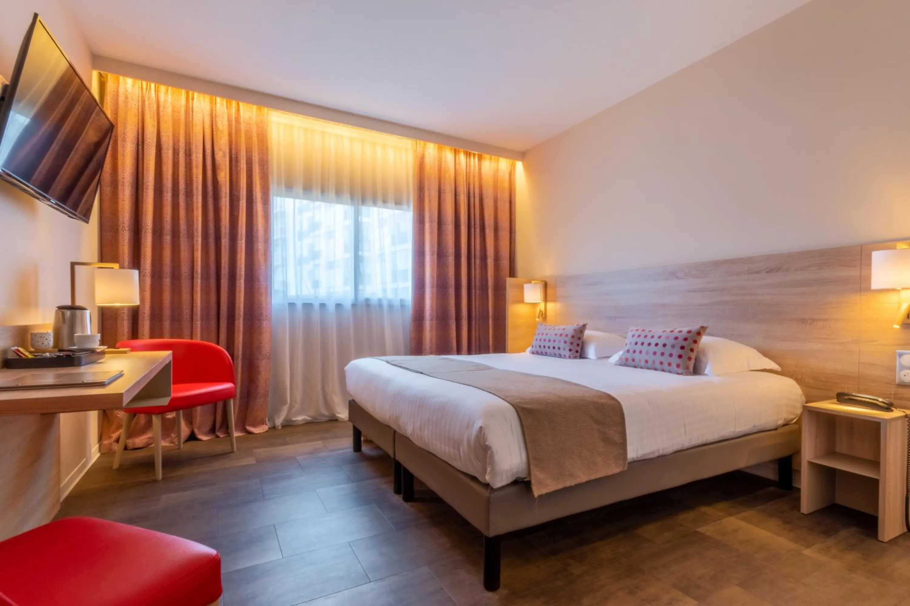 Photo of the whole room, Bed in Hôtel L'Empreinte