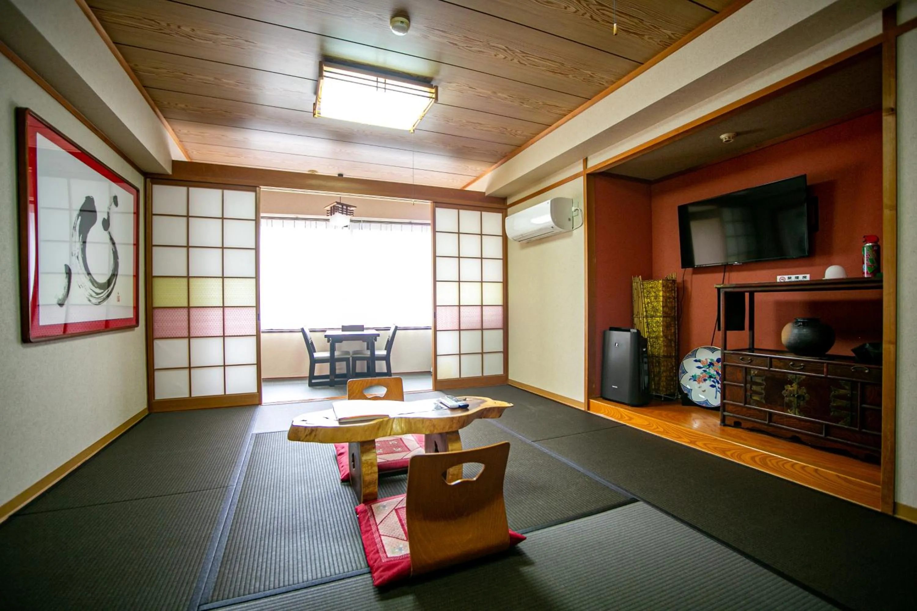 Photo of the whole room in Yufuin Akarinoyado