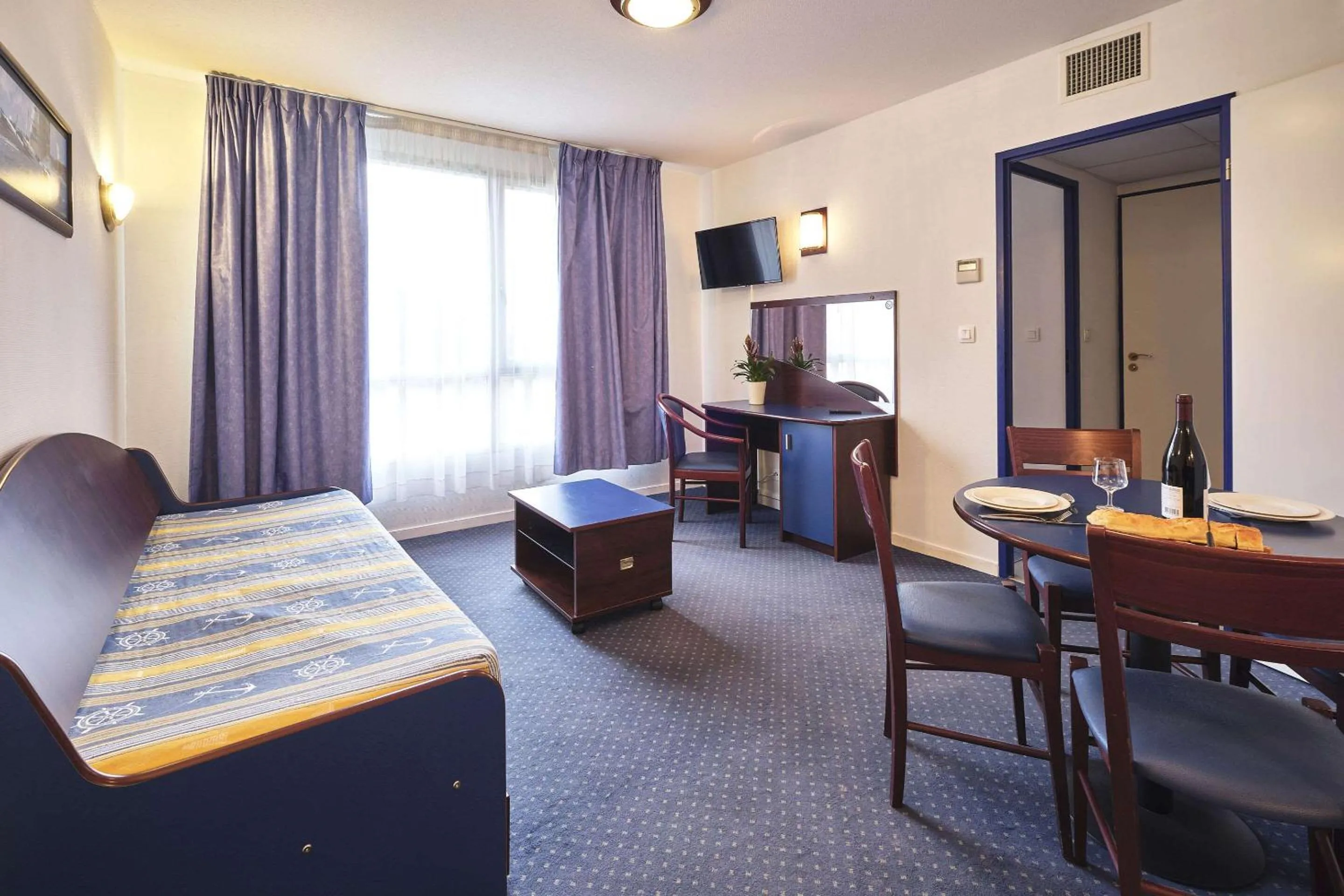 Seating area, Bed in Comfort Aparthotel Carcassonne