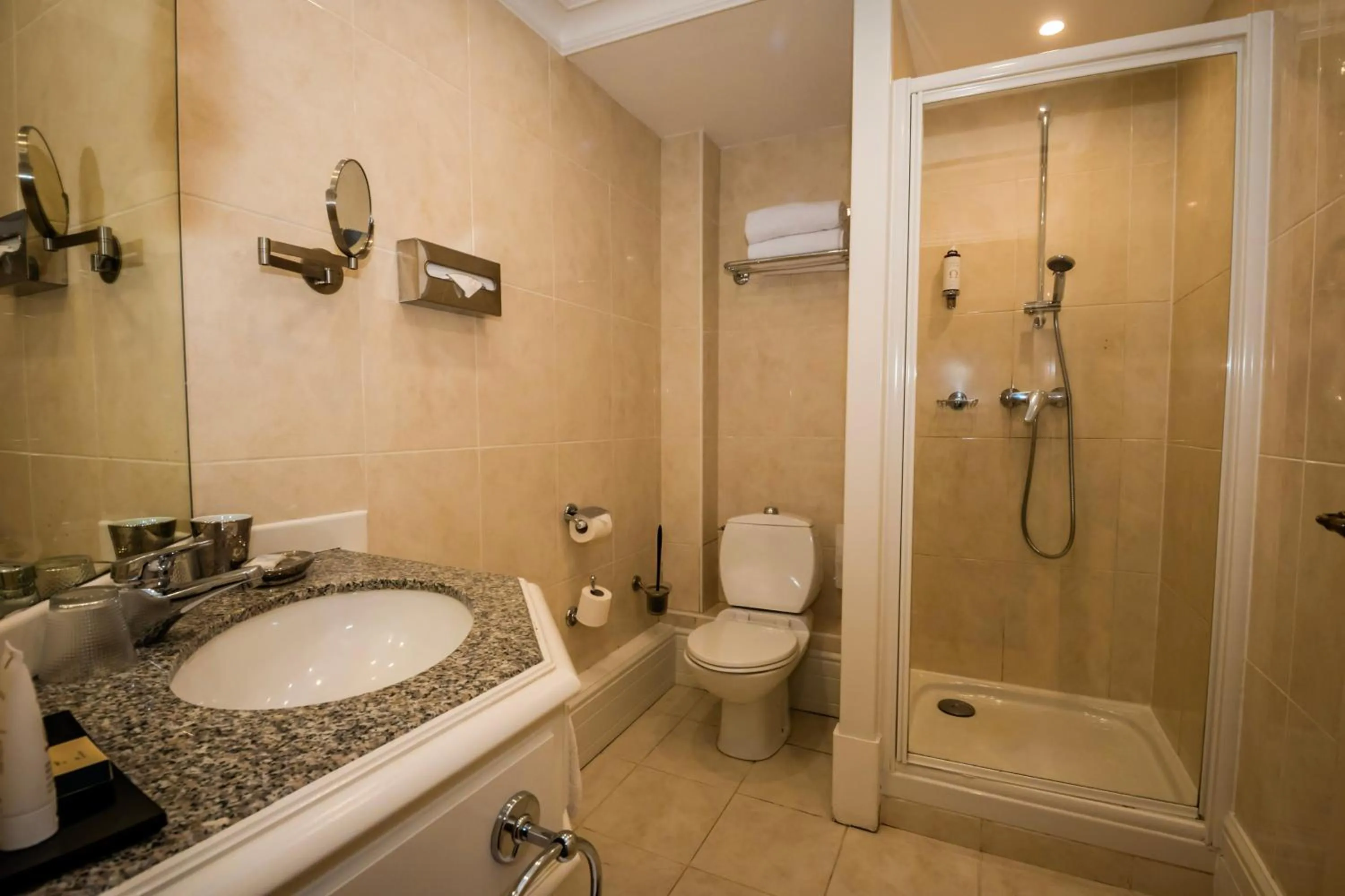 Bathroom in Grand Hôtel "Château de Sully" - Piscine & Spa -Teritoria