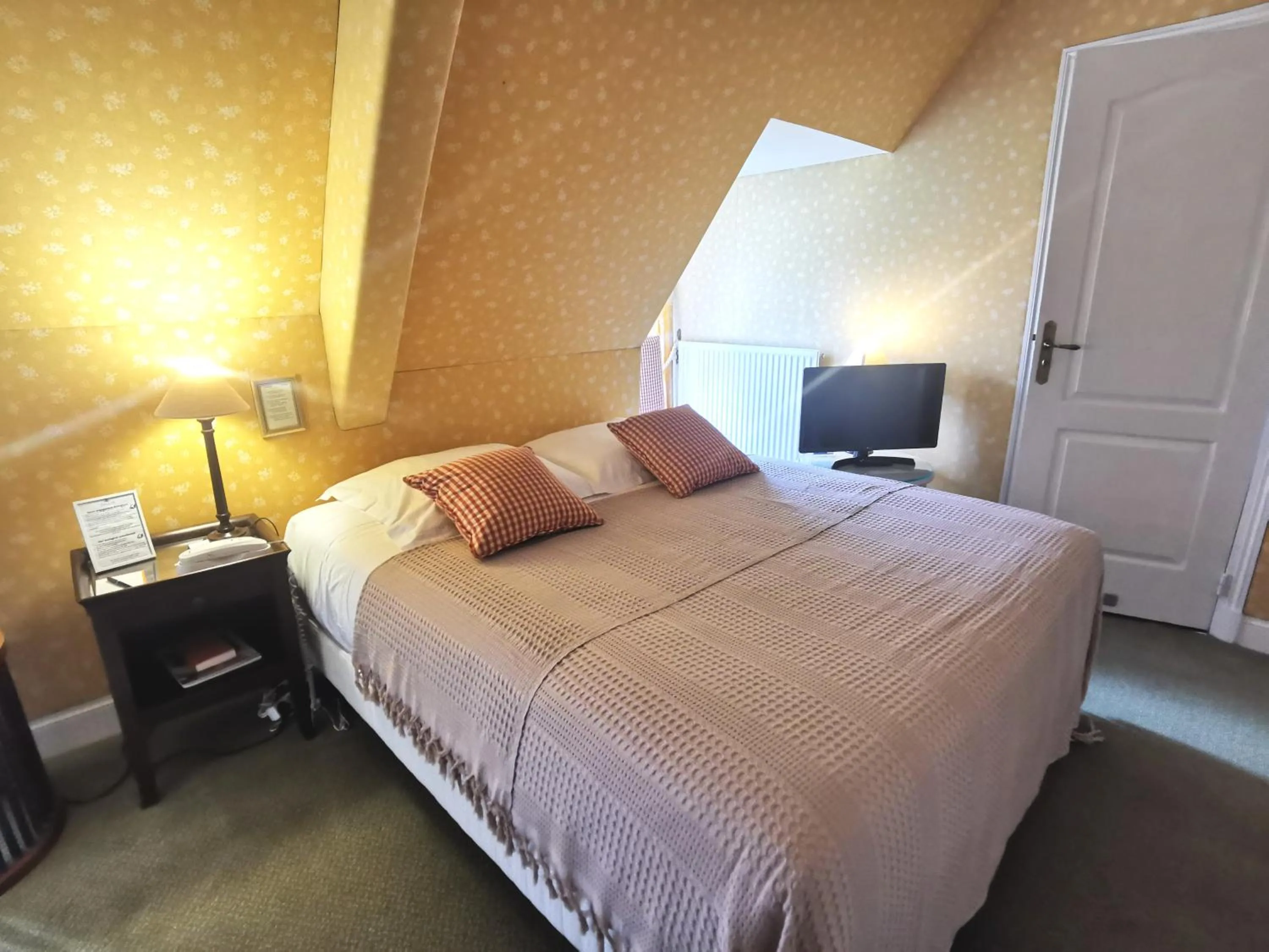 Bedroom, Bed in Grand Hôtel "Château de Sully" - Piscine & Spa