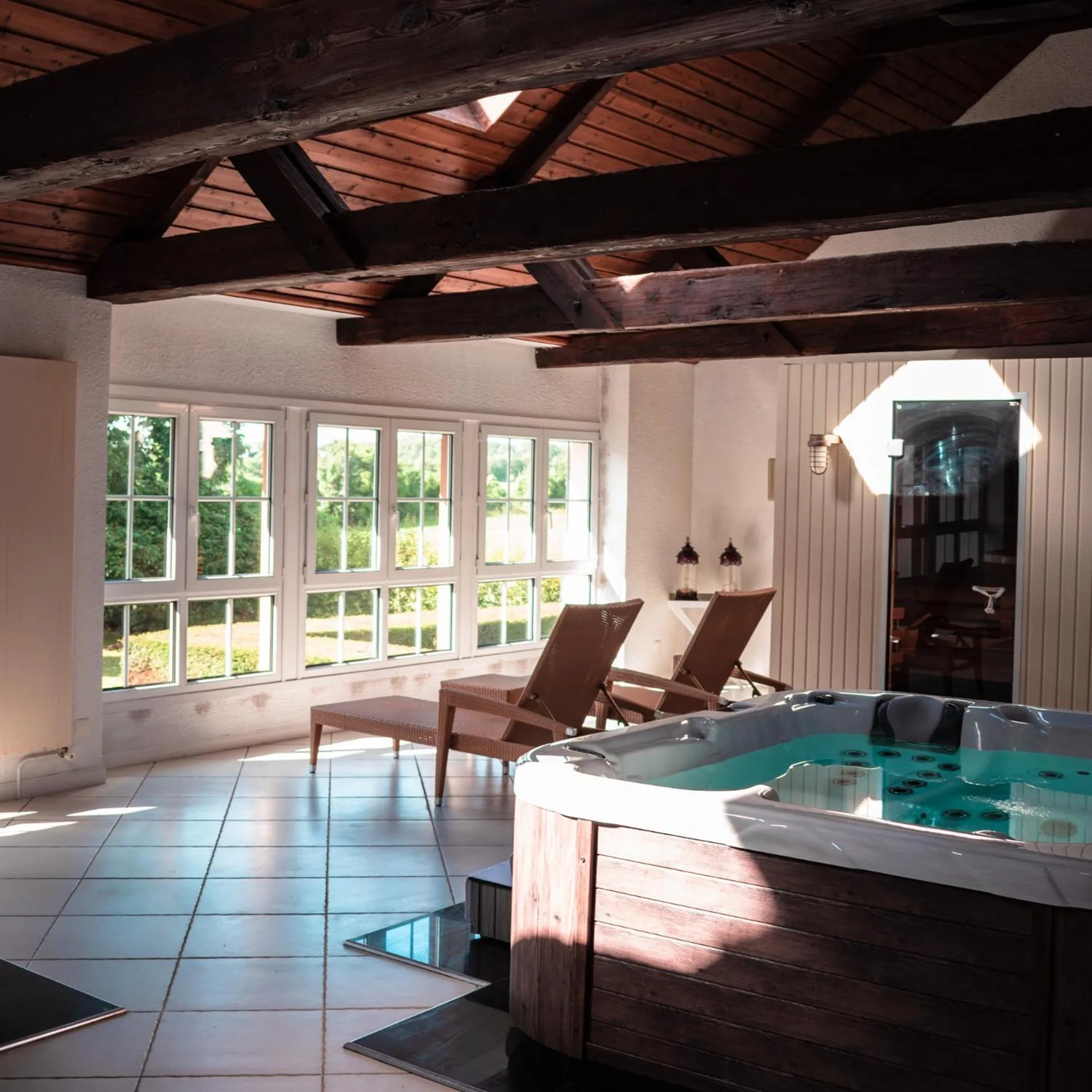 Hot Tub in Grand Hôtel "Château de Sully" - Piscine & Spa