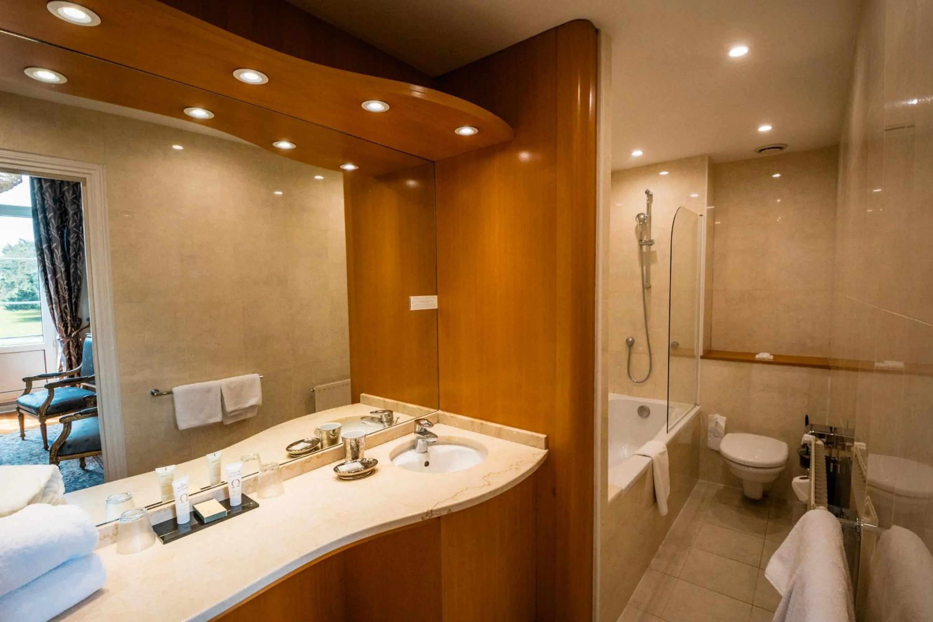 Bathroom in Grand Hôtel "Château de Sully" - Piscine & Spa -Teritoria