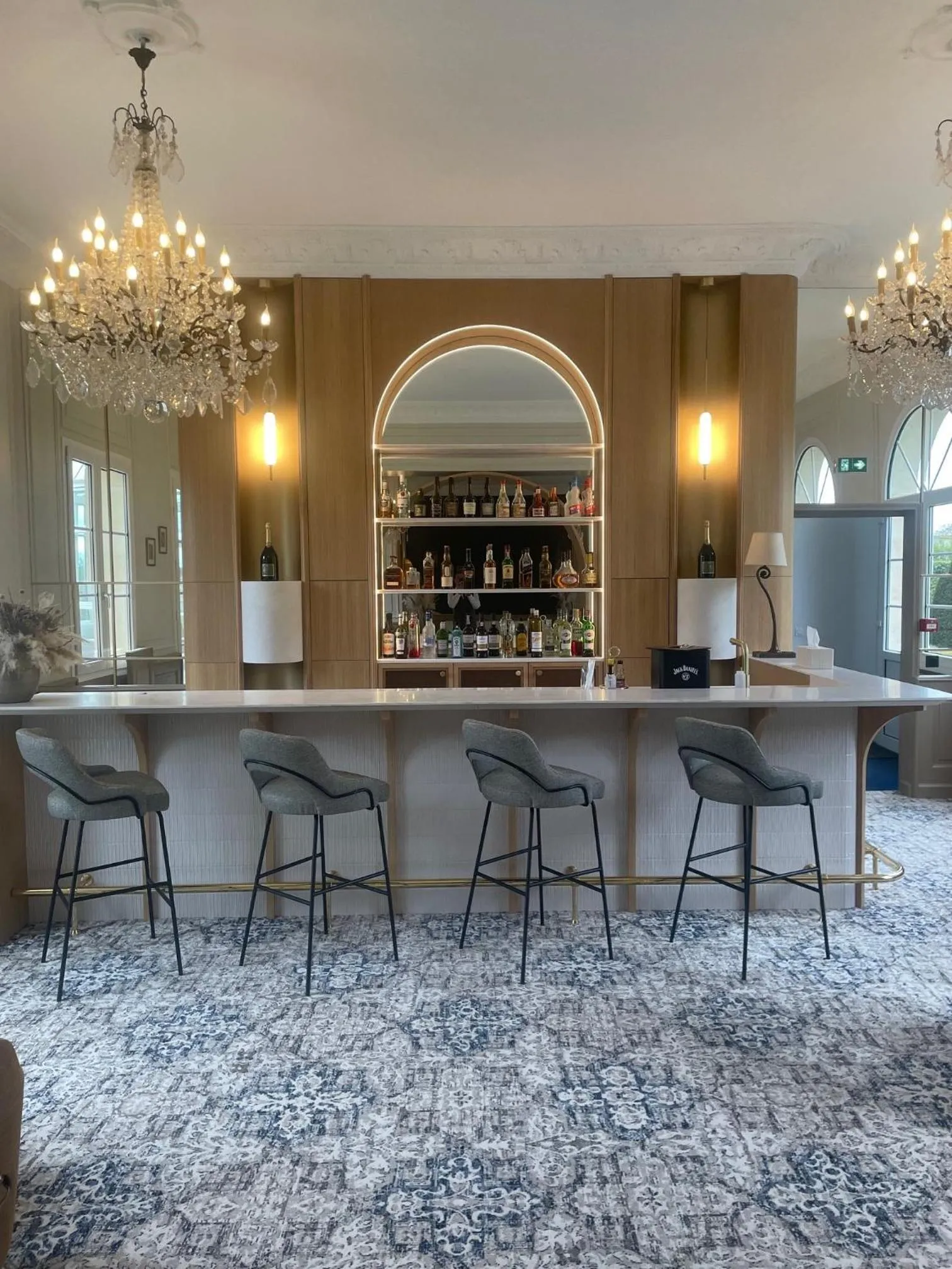 Lounge or bar in Grand Hôtel "Château de Sully" - Piscine & Spa