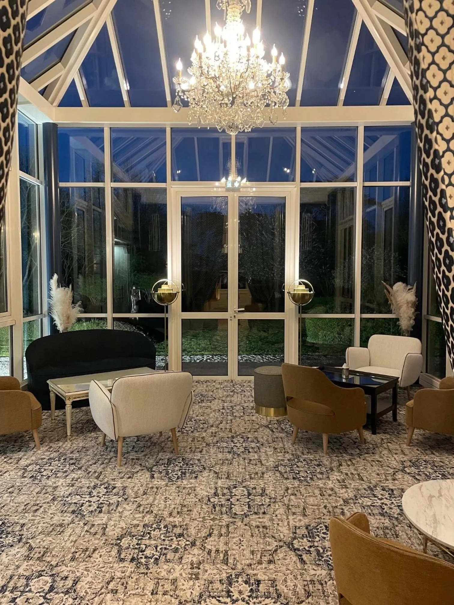 Living room in Grand Hôtel "Château de Sully" - Piscine & Spa