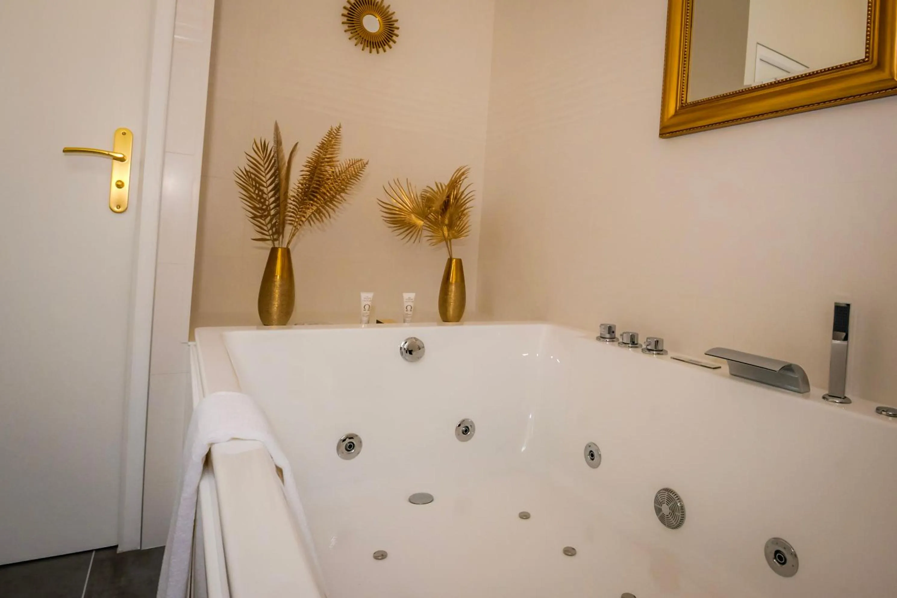 Hot Tub in Grand Hôtel "Château de Sully" - Piscine & Spa -Teritoria