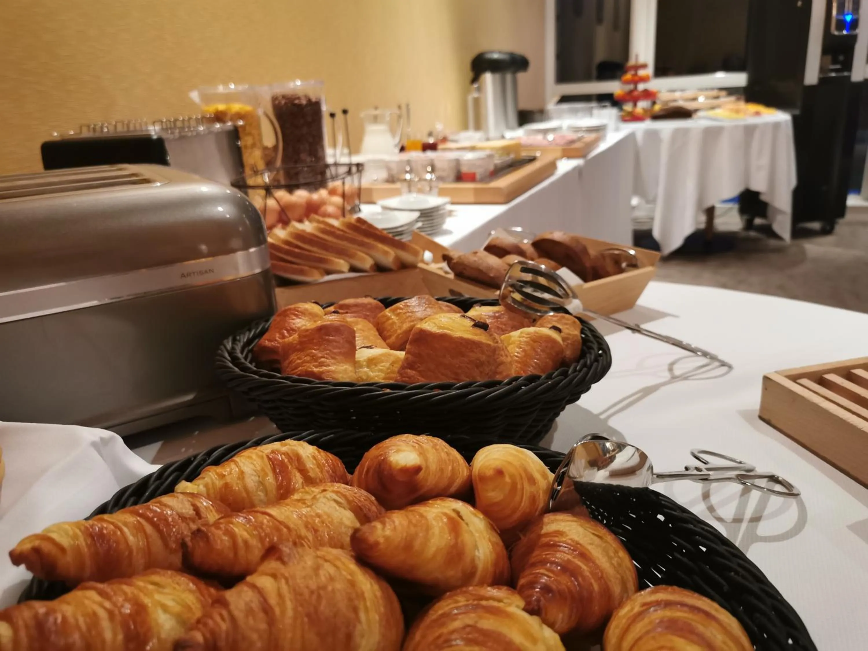 Buffet breakfast in Grand Hôtel "Château de Sully" - Piscine & Spa