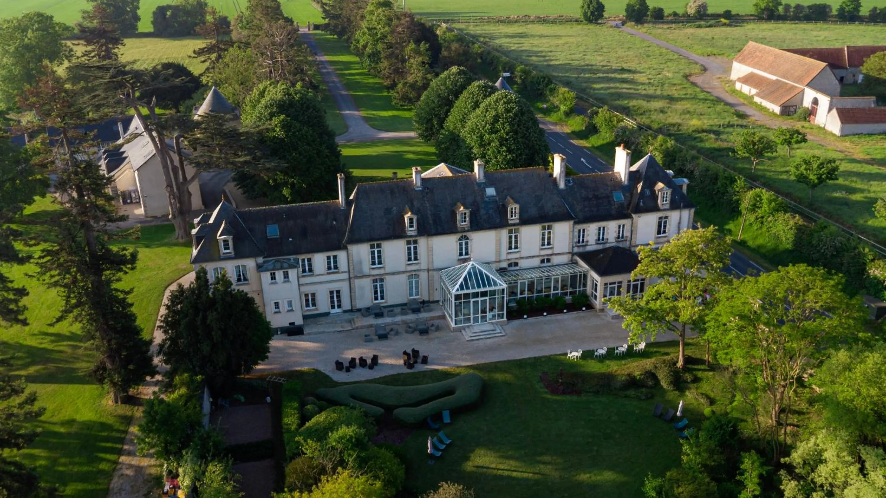 Bird's eye view in Grand Hôtel "Château de Sully" - Piscine & Spa -Teritoria