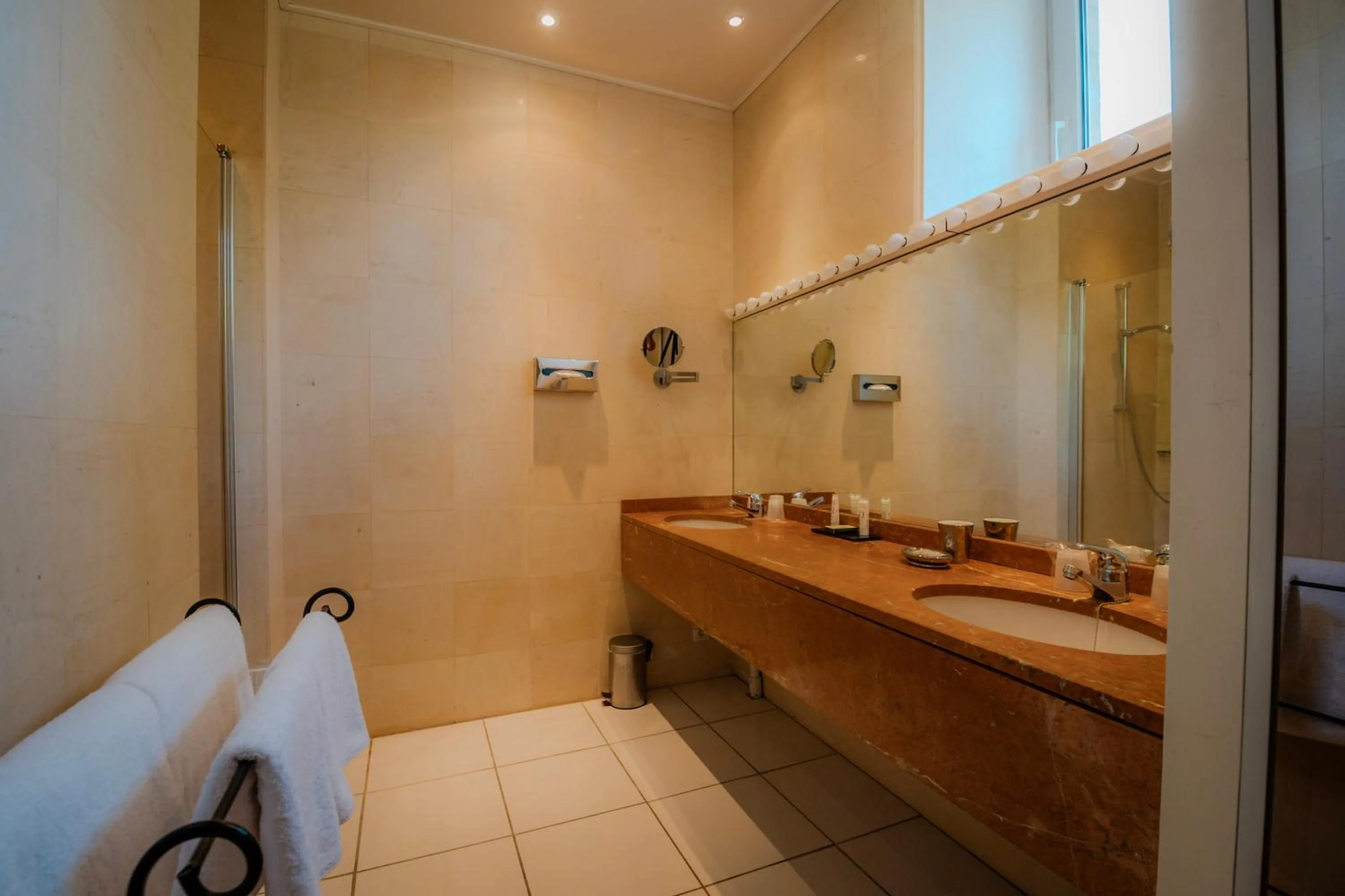 Bathroom in Grand Hôtel "Château de Sully" - Piscine & Spa -Teritoria