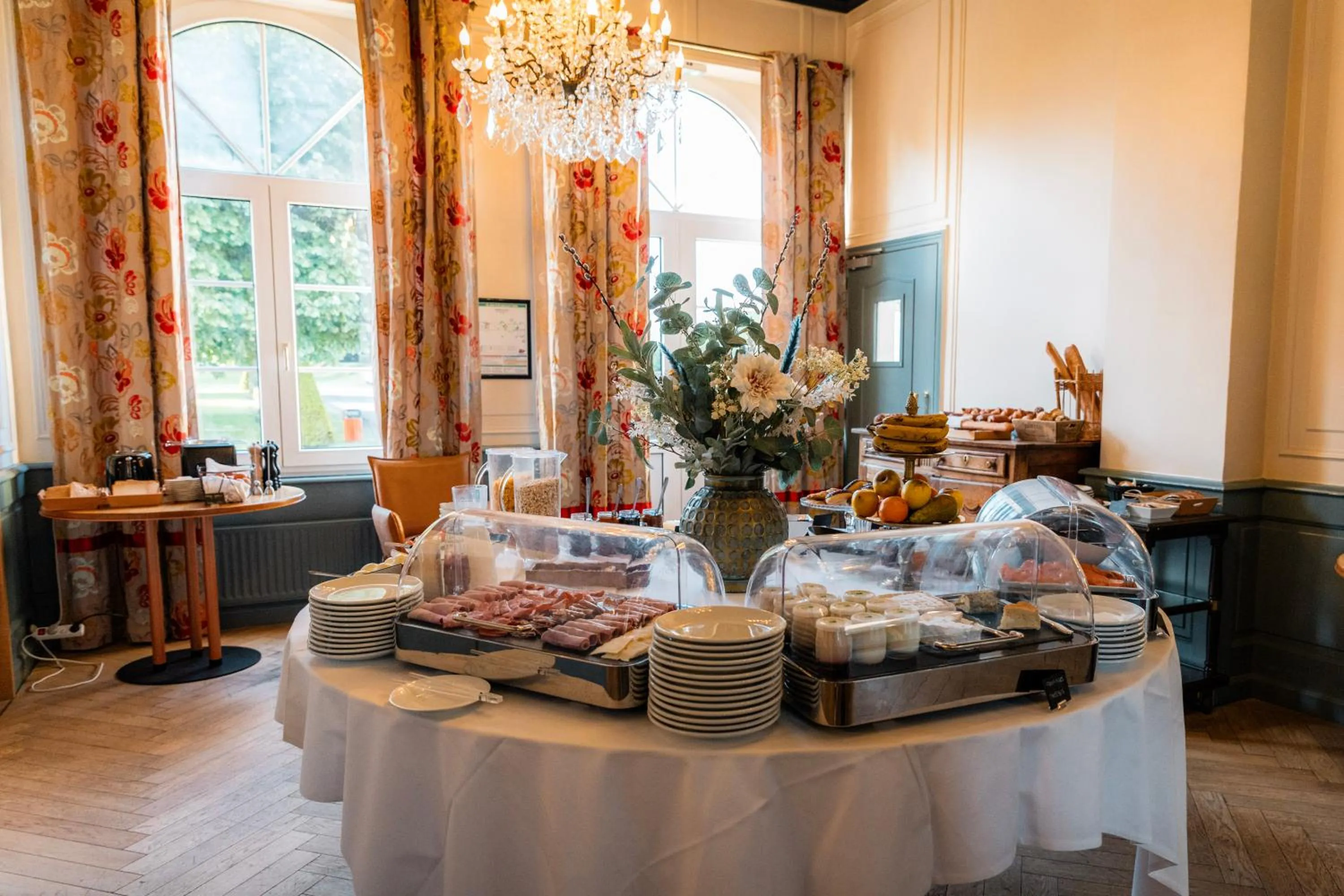 Breakfast in Grand Hôtel "Château de Sully" - Piscine & Spa -Teritoria